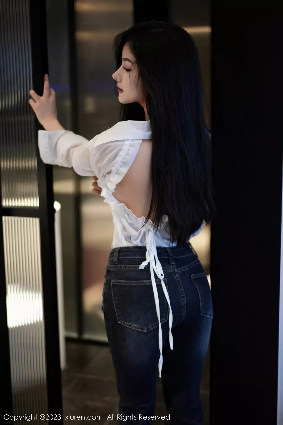 秀人集.com_[XiuRen秀人网]No.7645_模特谭小灵性感白T配简约牛仔裤露超薄黑丝秀惹火身材诱惑写真106P