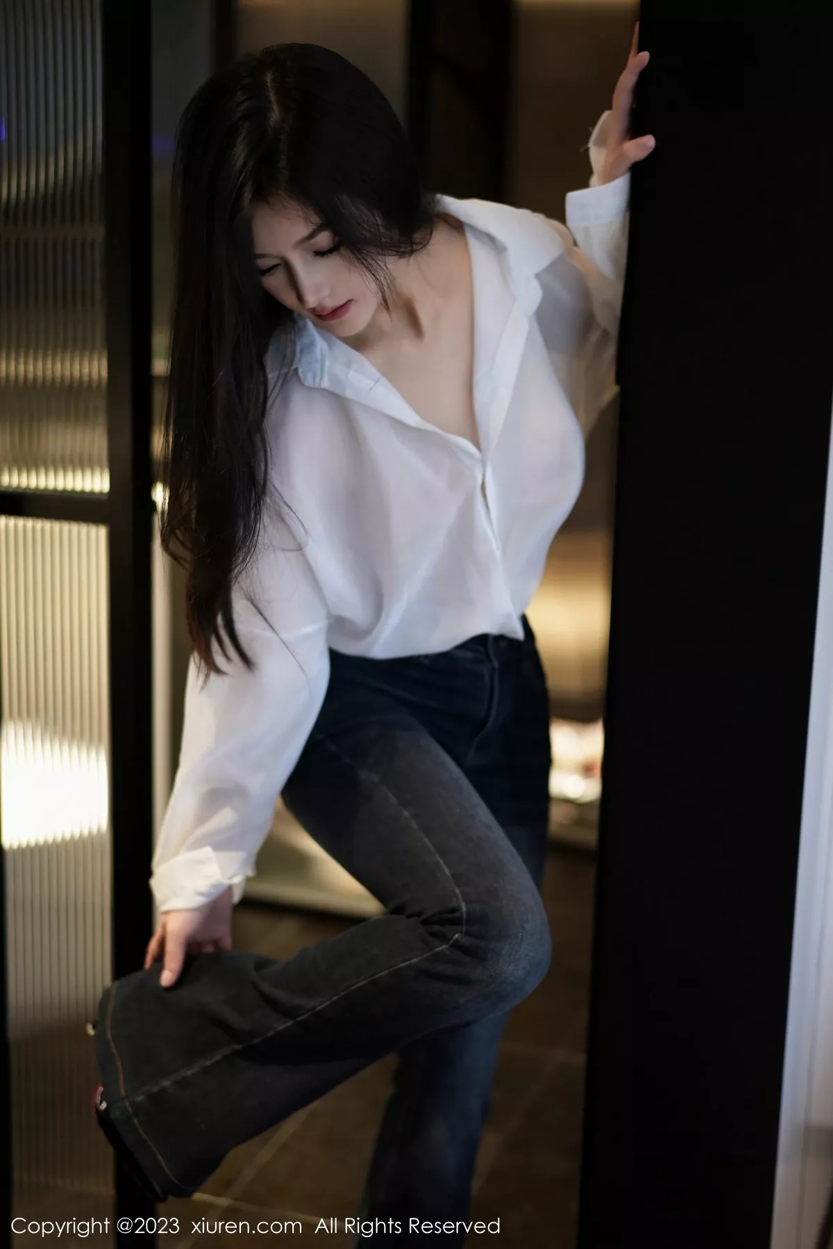 秀人集.com_[XiuRen秀人网]No.7645_模特谭小灵性感白T配简约牛仔裤露超薄黑丝秀惹火身材诱惑写真106P