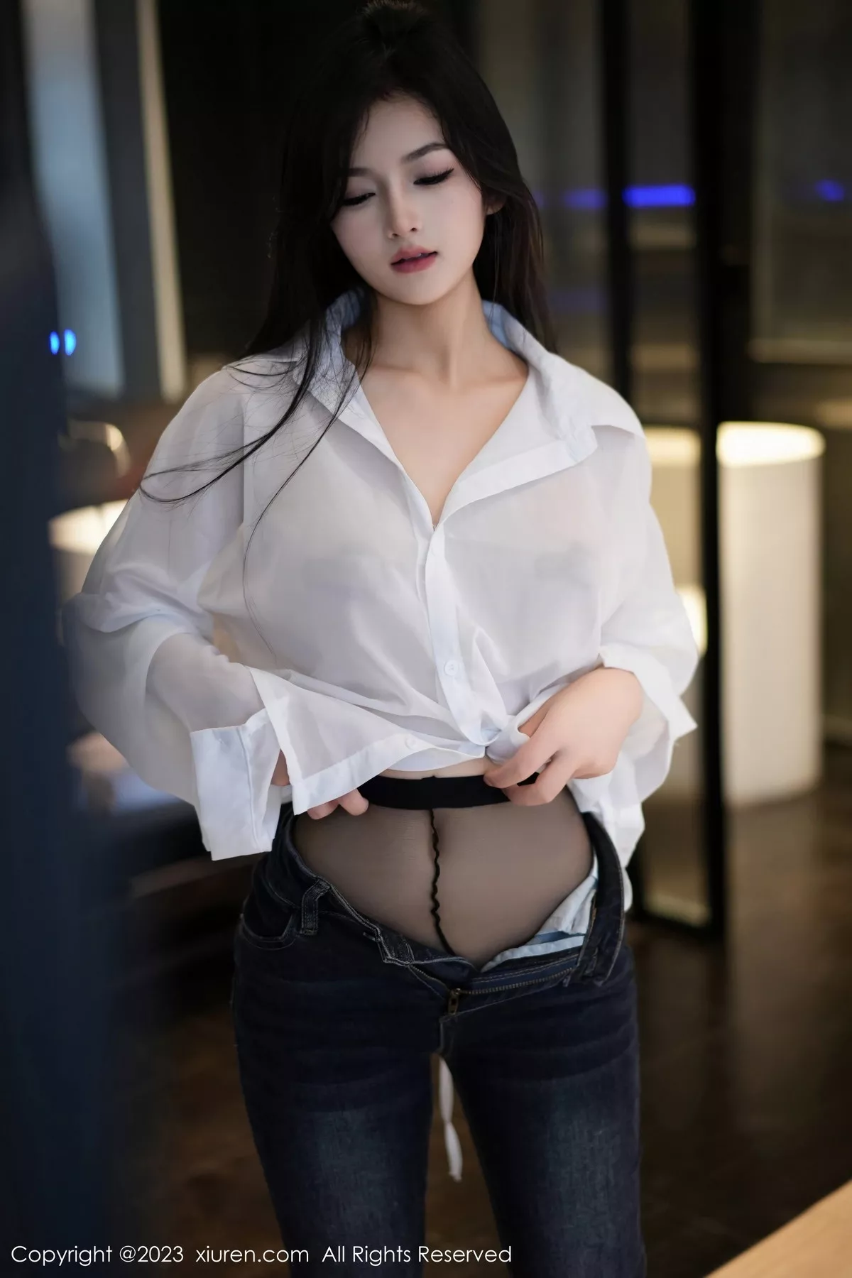 秀人集.com_[XiuRen秀人网]No.7645_模特谭小灵性感白T配简约牛仔裤露超薄黑丝秀惹火身材诱惑写真106P