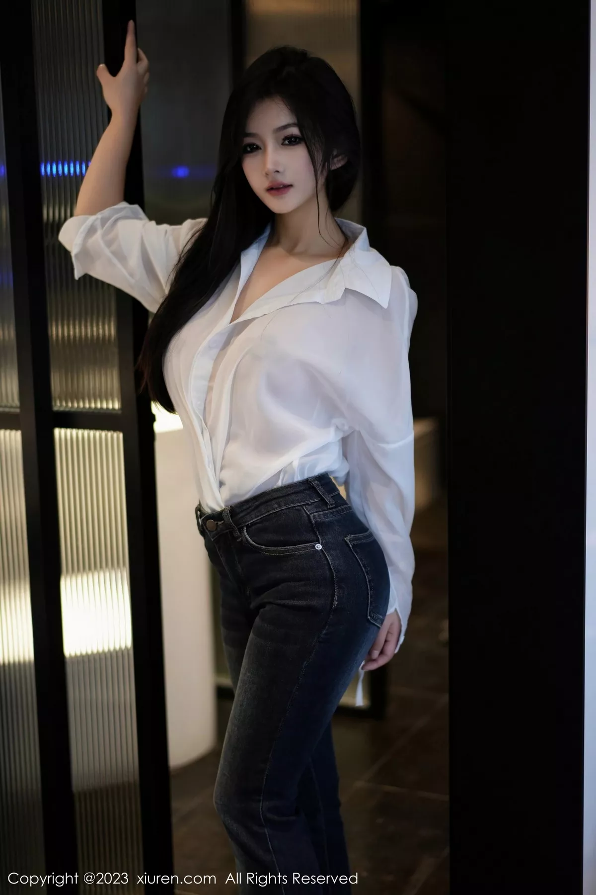 秀人集.com_[XiuRen秀人网]No.7645_模特谭小灵性感白T配简约牛仔裤露超薄黑丝秀惹火身材诱惑写真106P