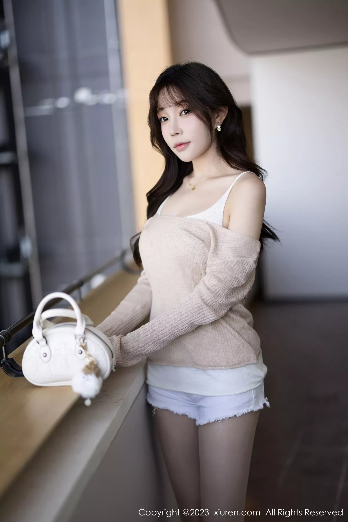 秀人集.com_[XiuRen秀人网]No.7647_女神徐莉芝Booty性感暖灰色上衣配白色短裤秀曼妙身姿诱惑写真82P