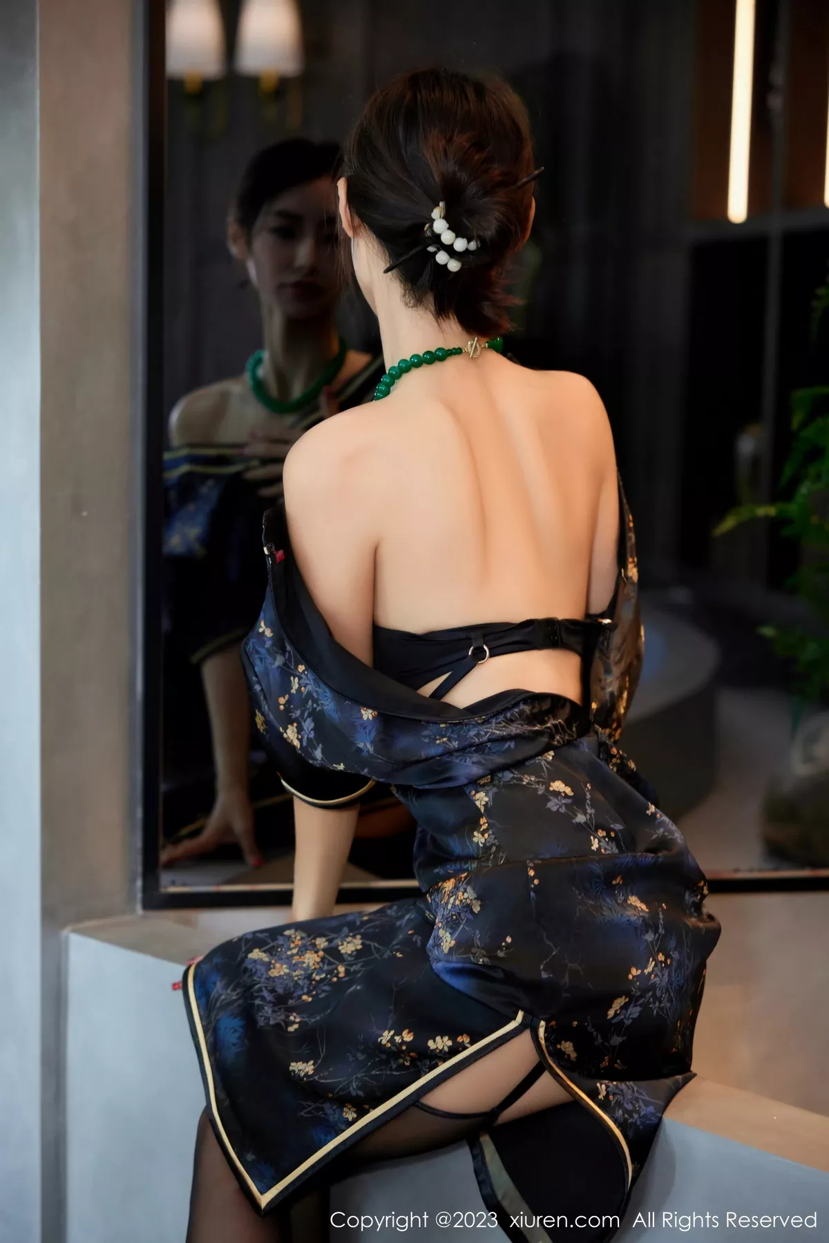 秀人集.com_[XiuRen秀人网]No.7656_模特Lingyu69性感深色旗袍服饰露黑色内衣配黑丝吊袜诱惑写真61P