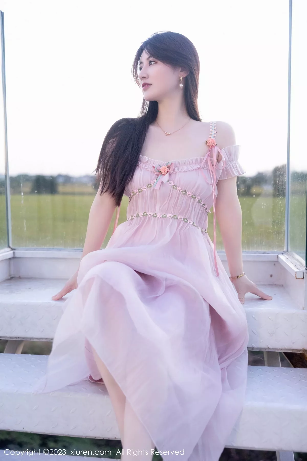 秀人集.com_[XiuRen秀人网]No.7666_模特诗诗kiki性感粉色低胸裙露粉色蕾丝内衣秀丰腴身姿诱惑写真82P