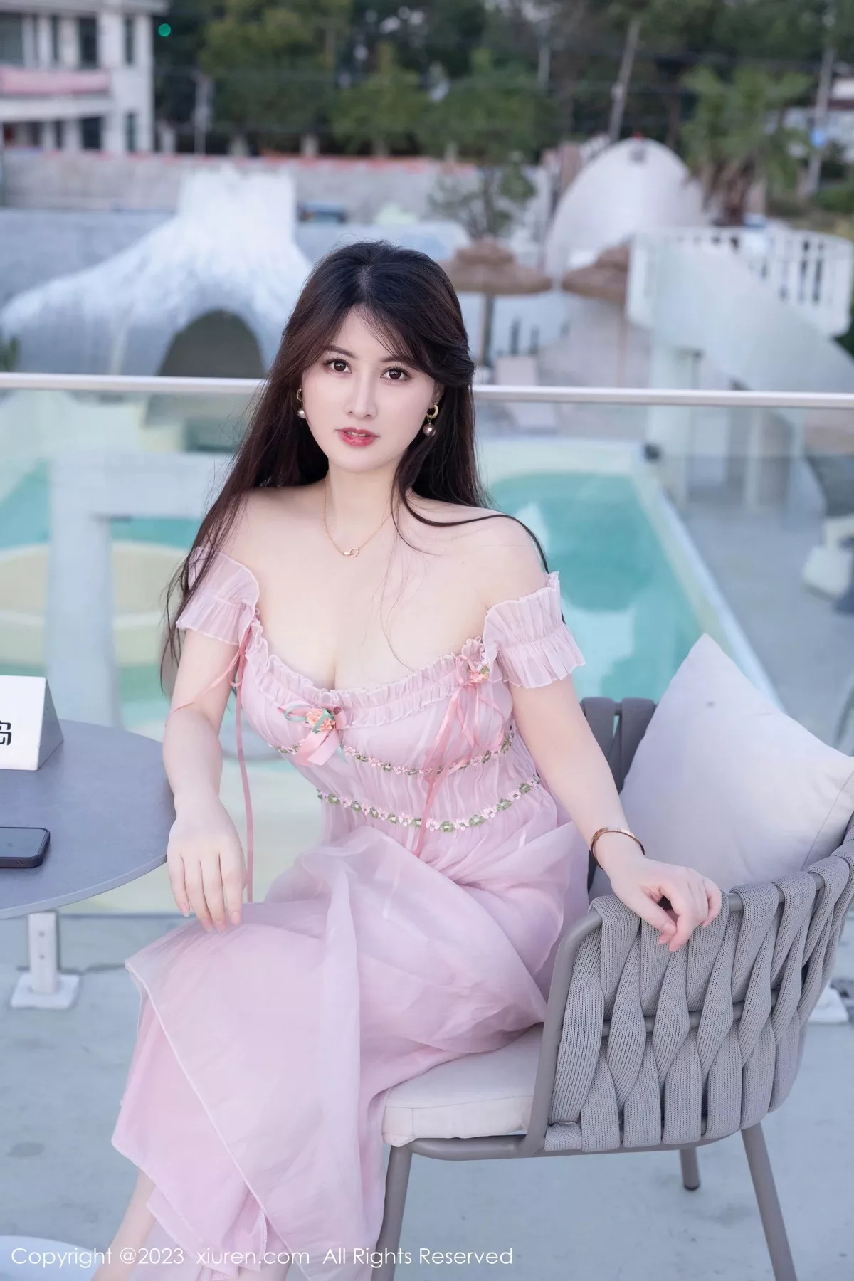 秀人集.com_[XiuRen秀人网]No.7666_模特诗诗kiki性感粉色低胸裙露粉色蕾丝内衣秀丰腴身姿诱惑写真82P