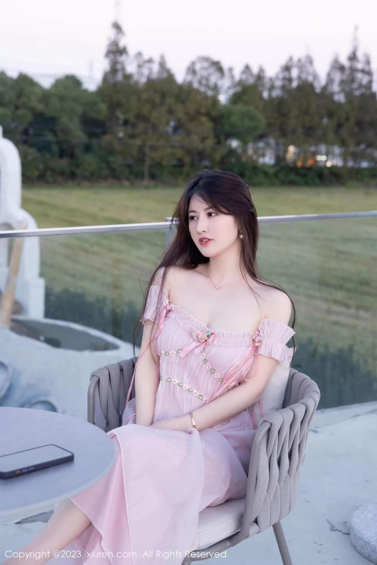 秀人集.com_[XiuRen秀人网]No.7666_模特诗诗kiki性感粉色低胸裙露粉色蕾丝内衣秀丰腴身姿诱惑写真82P