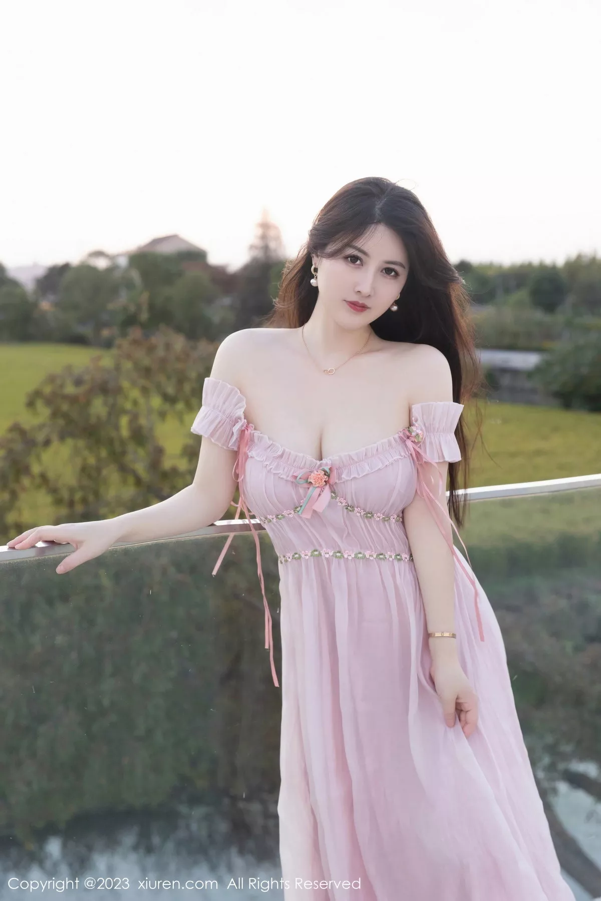 秀人集.com_[XiuRen秀人网]No.7666_模特诗诗kiki性感粉色低胸裙露粉色蕾丝内衣秀丰腴身姿诱惑写真82P