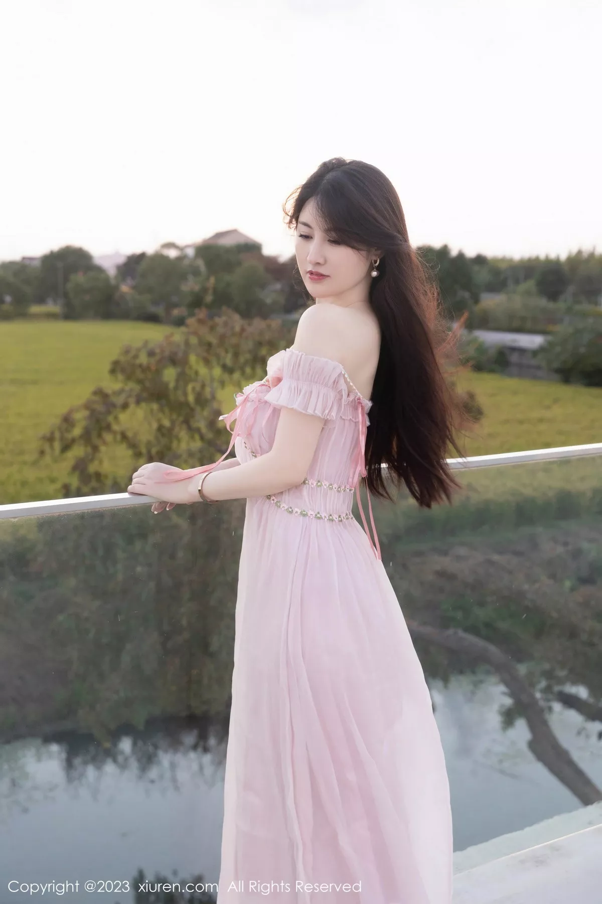 秀人集.com_[XiuRen秀人网]No.7666_模特诗诗kiki性感粉色低胸裙露粉色蕾丝内衣秀丰腴身姿诱惑写真82P