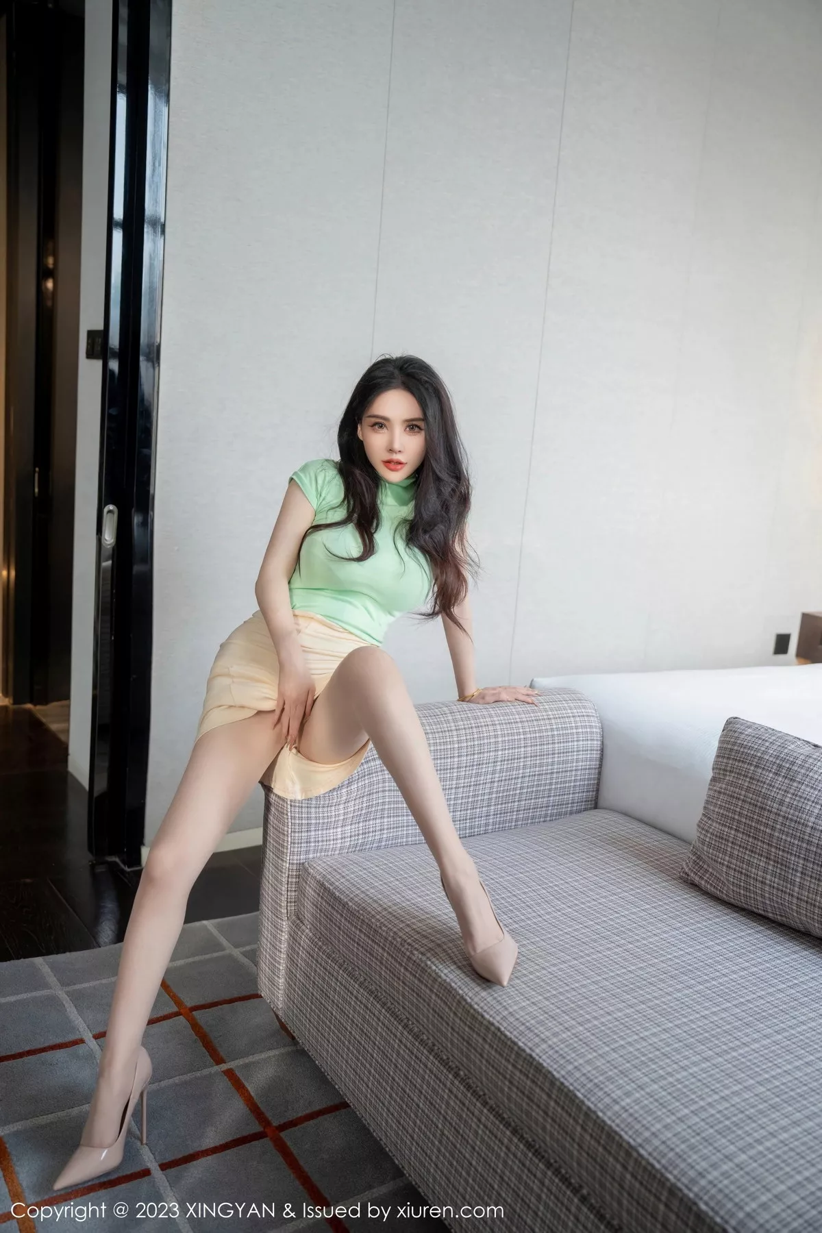 秀人集.com_[XINGYAN星颜社]VOL.215_女神潘娇娇性感果绿上衣配浅色短裙露浅色内衣秀豪乳诱惑写真77P