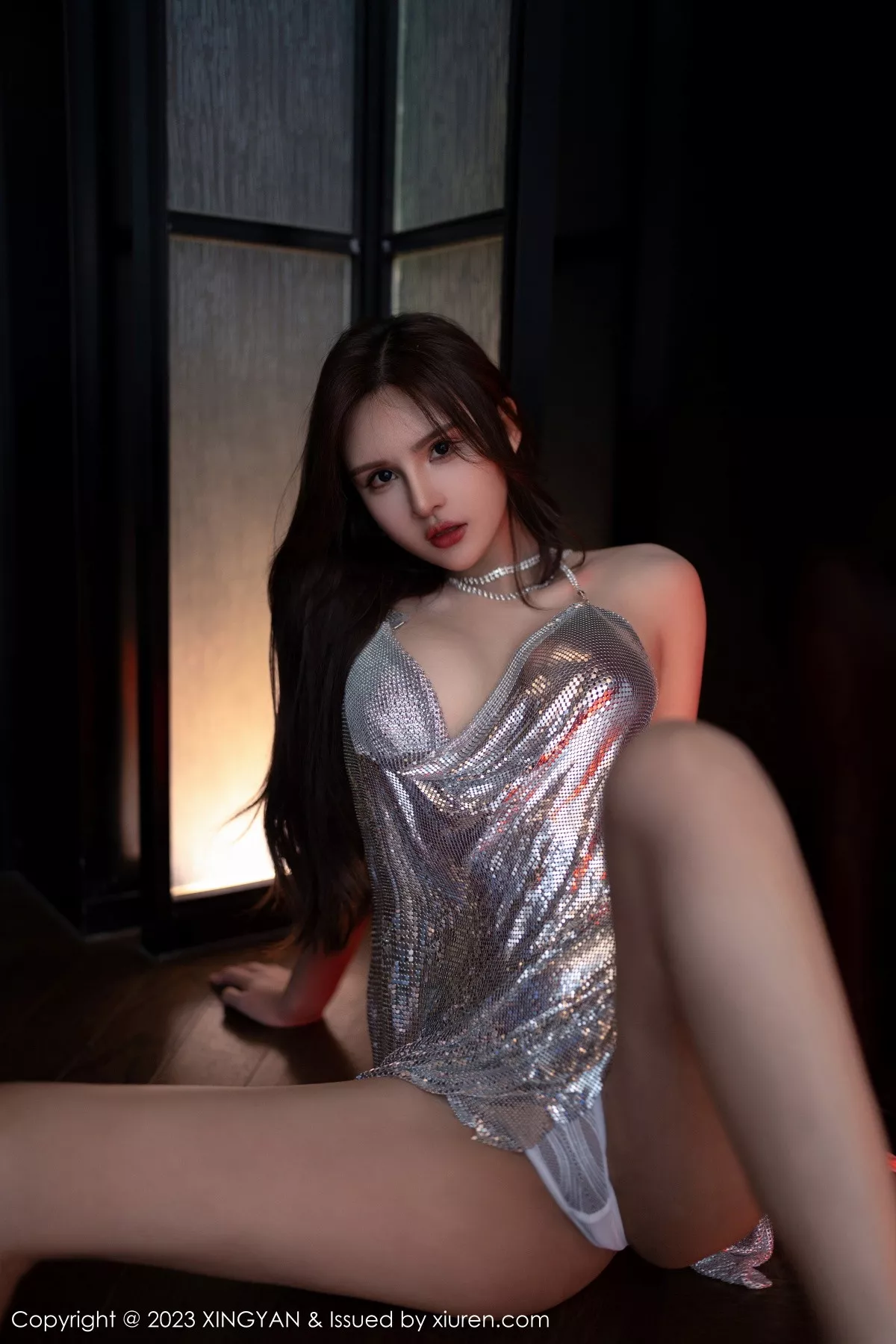 秀人集.com_[XINGYAN星颜社]VOL.216_女神Emily尹菲性感银白色露背吊带短裙秀翘臀美腿迷人诱惑写真84P