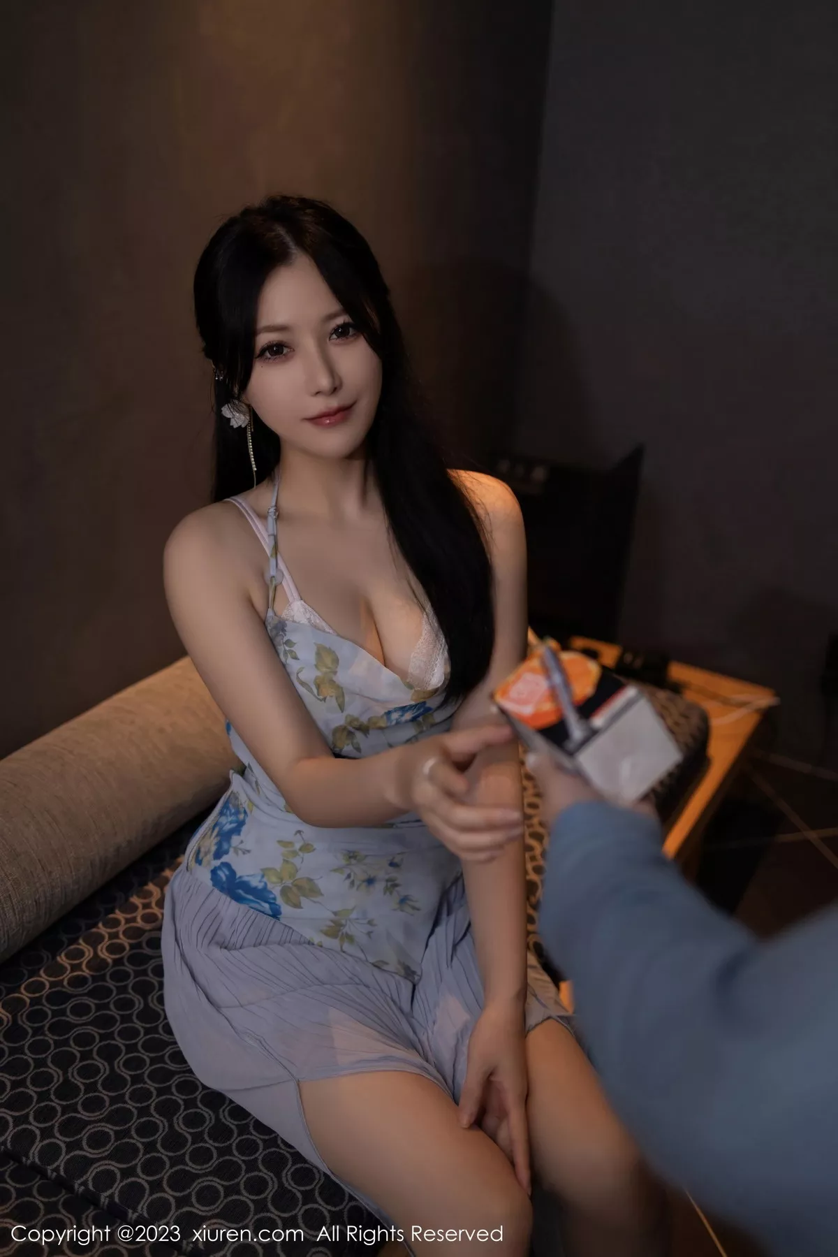 秀人集.com_[XiuRen秀人网]No.7681_模特鱼子酱Fish情节拍摄性感蓝灰上衣配长裙秀曼妙身姿诱惑写真81P