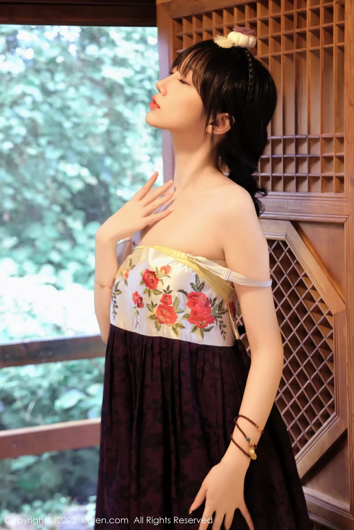 秀人集.com_[XiuRen秀人网]No.7677_模特玥儿玥er济州岛旅拍大长今服饰半脱秀完美身姿迷人诱惑写真66P