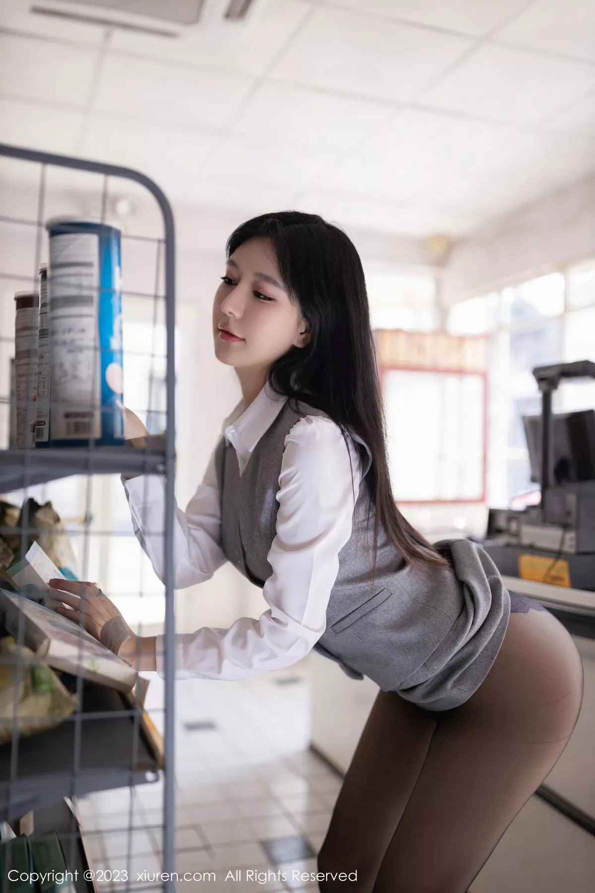 秀人集.com_[XiuRen秀人网]No.7684_模特幼幼性感灰色短裙制服露紫色蕾丝内衣秀完美身姿诱惑写真80P