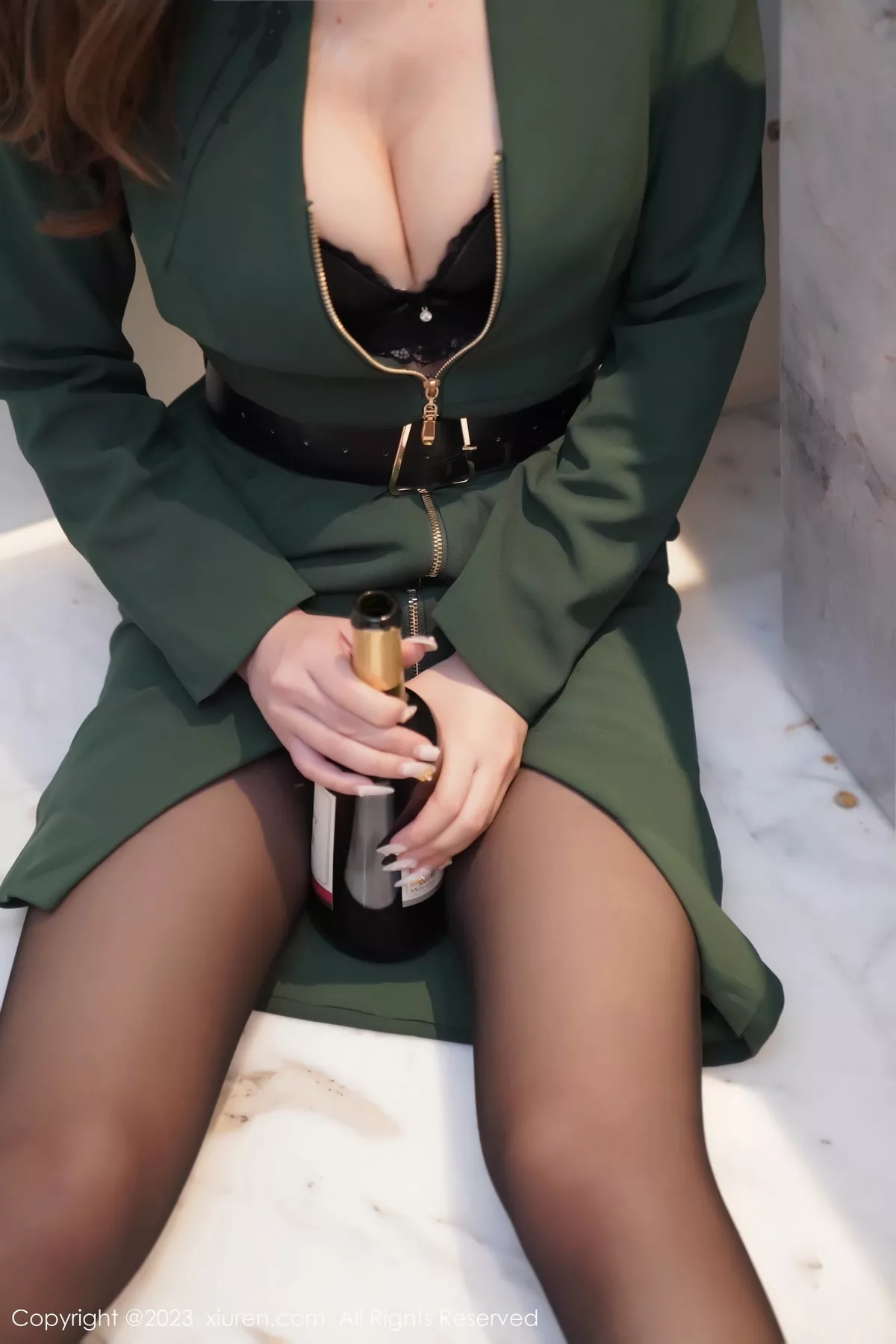 秀人集.com_[XiuRen秀人网]No.7553_模特月野兔美妞性感墨绿色服饰露黑色内衣秀曼妙身姿诱惑写真64P