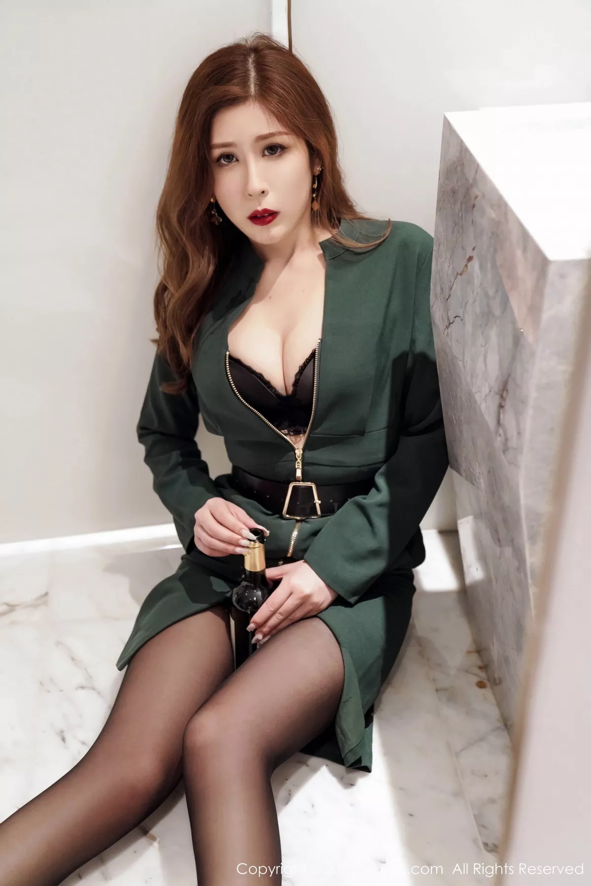 秀人集.com_[XiuRen秀人网]No.7553_模特月野兔美妞性感墨绿色服饰露黑色内衣秀曼妙身姿诱惑写真64P