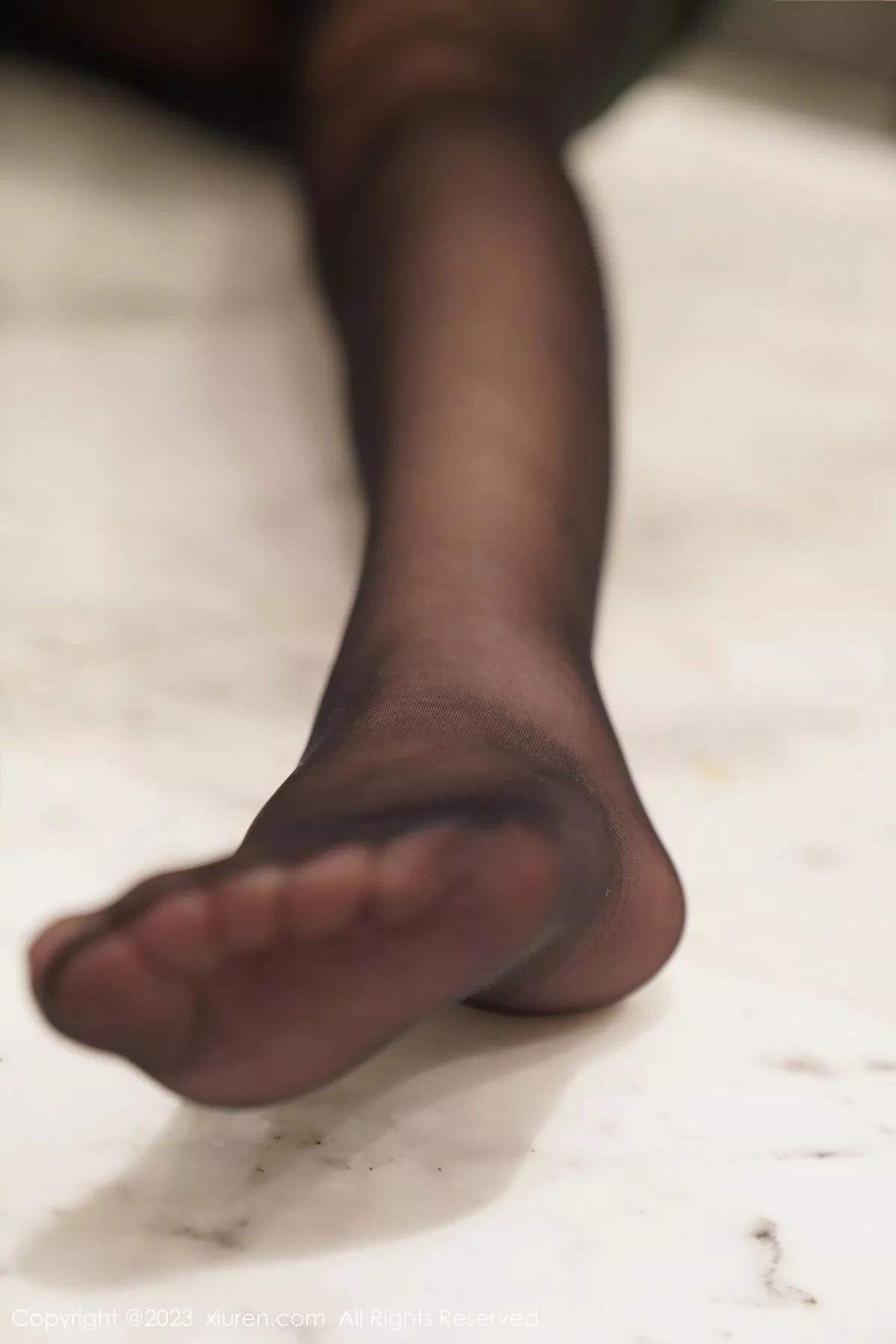 秀人集.com_[XiuRen秀人网]No.7553_模特月野兔美妞性感墨绿色服饰露黑色内衣秀曼妙身姿诱惑写真64P