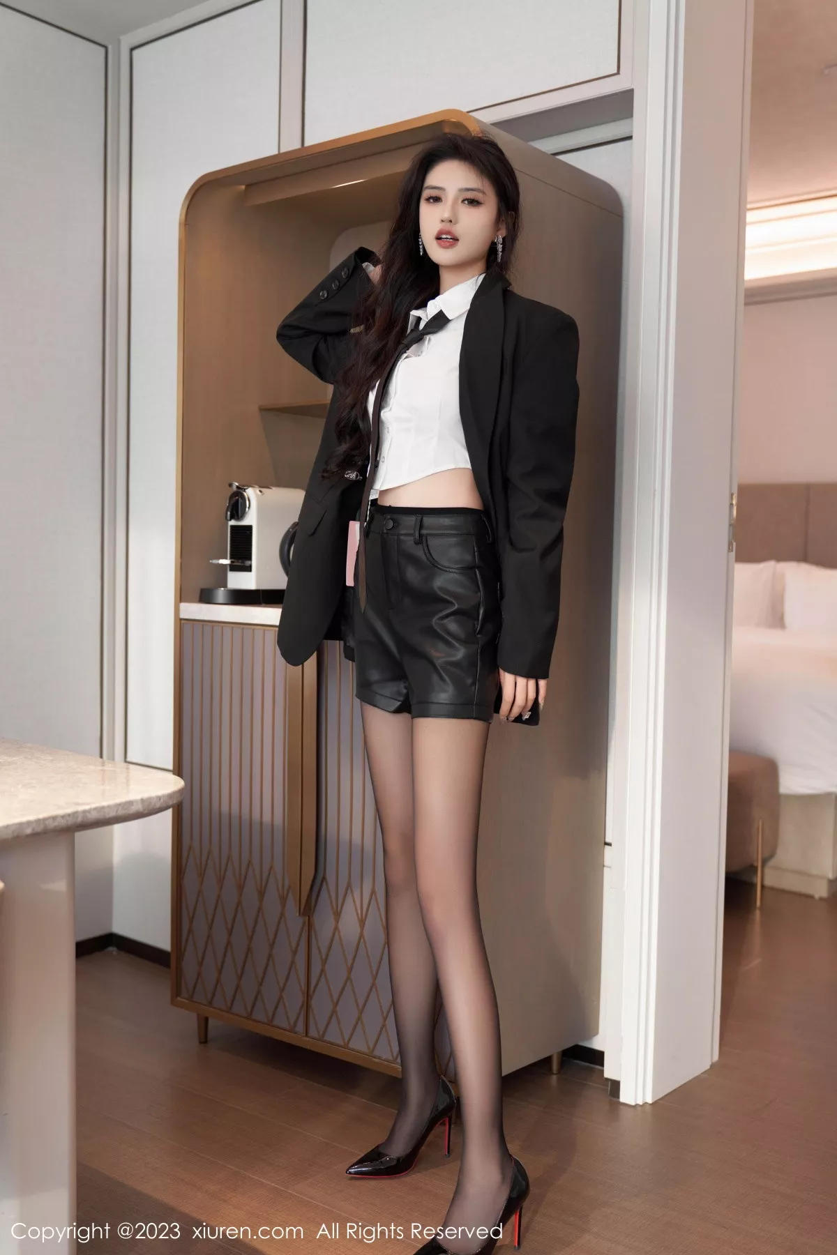 秀人集.com_[XiuRen秀人网]No.7560_模特浅浅Danny性感白T配黑短裙露黑色内衣配超薄肉丝诱惑写真98P