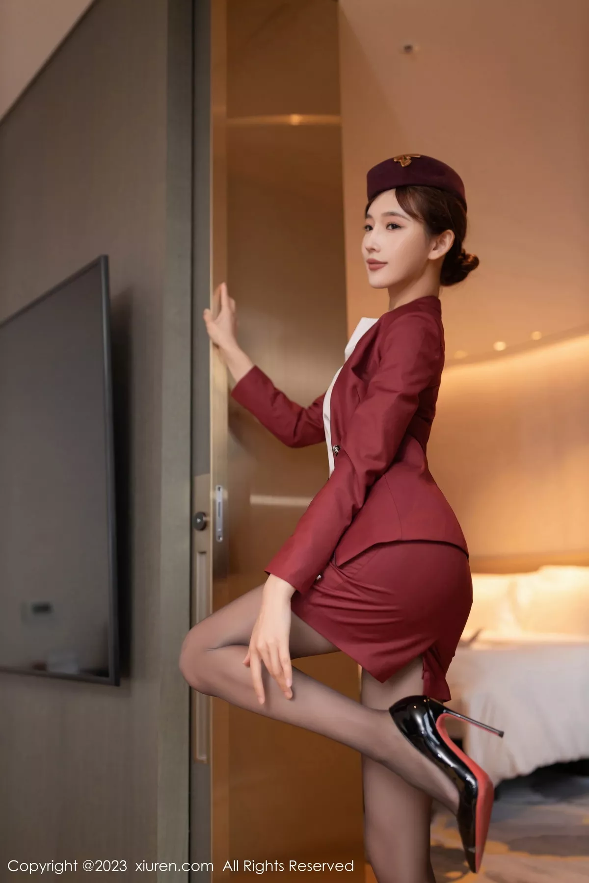 秀人集.com_[XiuRen秀人网]No.7569_模特陆萱萱脱空姐制服露性感黑色蕾丝内衣配超薄黑丝诱惑写真80P