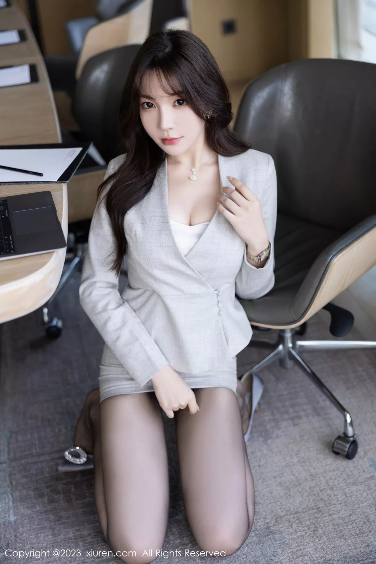 秀人集.com_[XiuRen秀人网]No.7577_女神徐莉芝Booty性感职员Ol短裙露超薄黑丝秀曼妙身姿诱惑写真102P