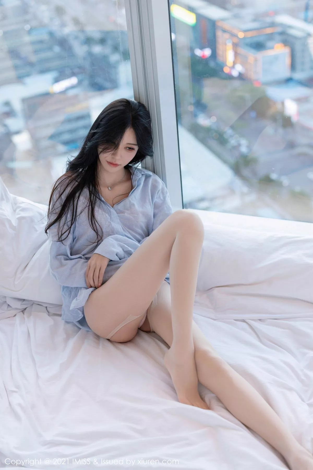 秀人集.com_[IMISS爱蜜社]Vol.759_模特泥鳅鳅床上性感淡蓝T恤露粉色蕾丝内衣秀完美身材诱惑写真35P