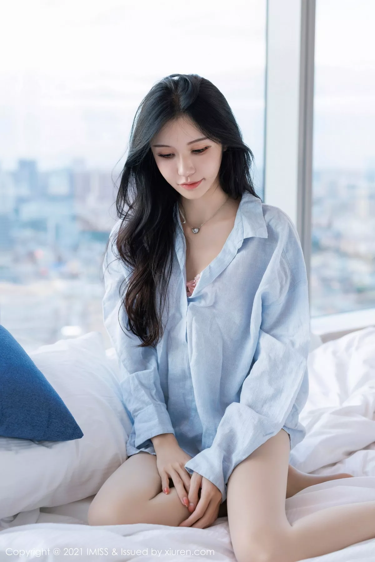 秀人集.com_[IMISS爱蜜社]Vol.759_模特泥鳅鳅床上性感淡蓝T恤露粉色蕾丝内衣秀完美身材诱惑写真35P