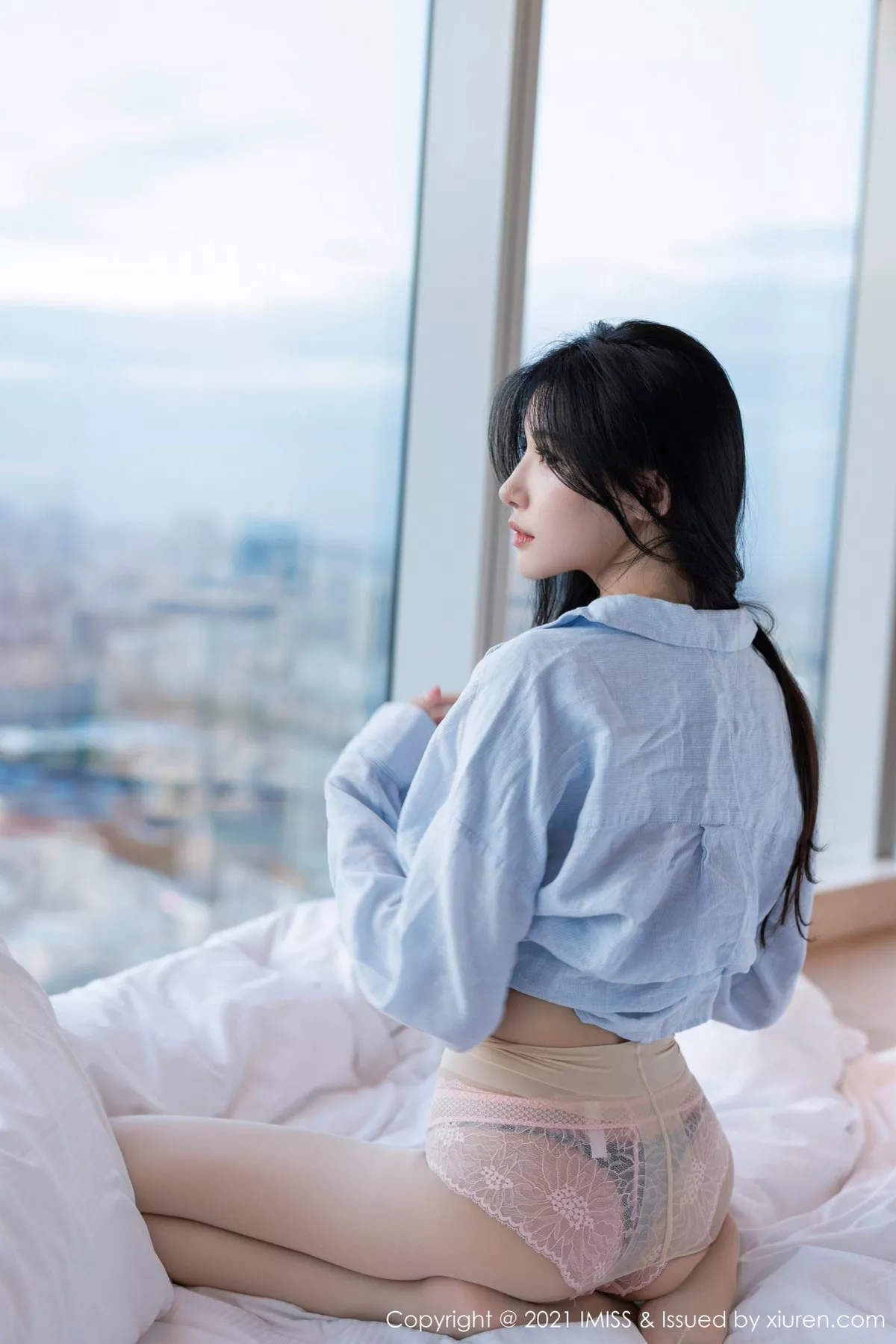 秀人集.com_[IMISS爱蜜社]Vol.759_模特泥鳅鳅床上性感淡蓝T恤露粉色蕾丝内衣秀完美身材诱惑写真35P