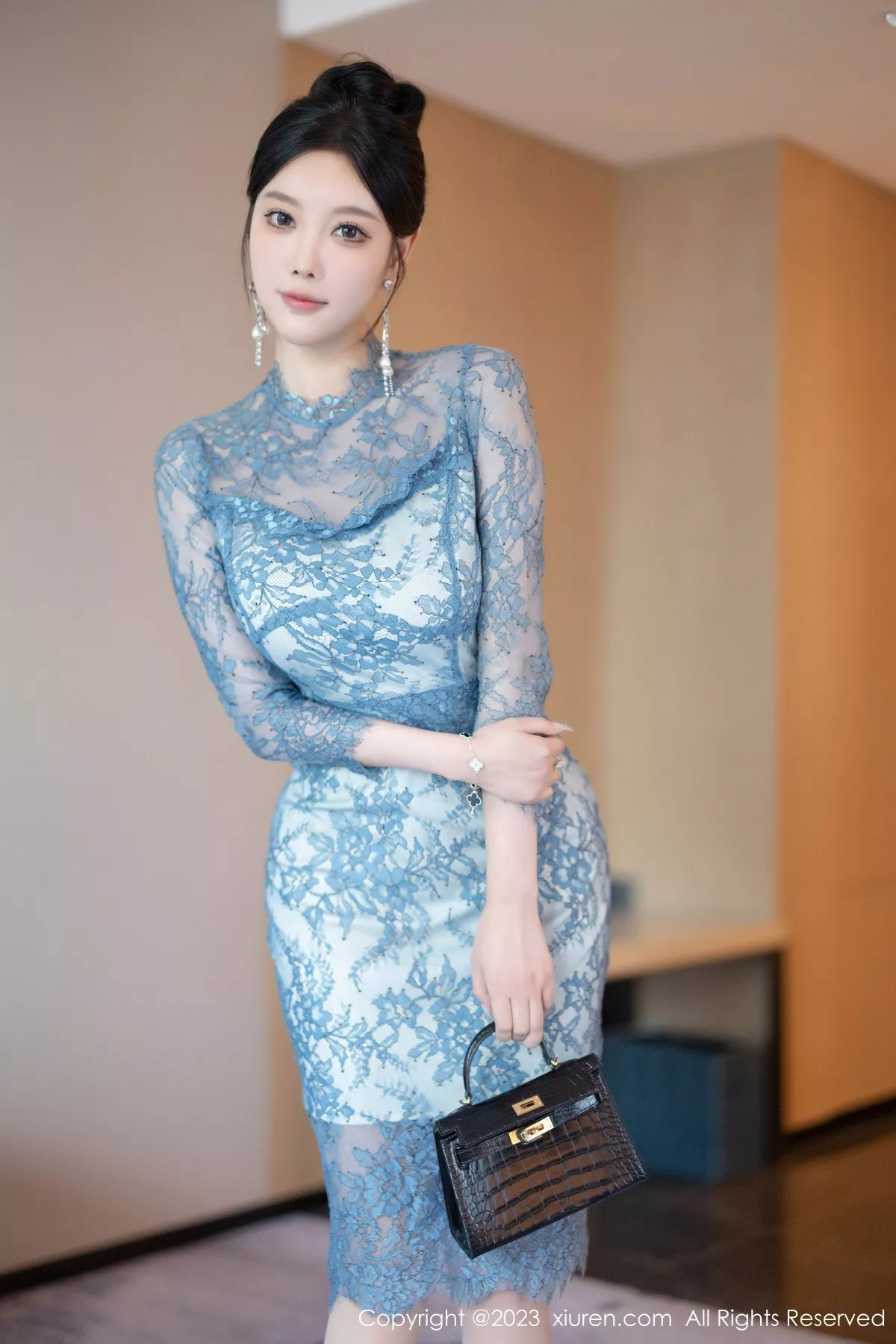 秀人集.com_[XiuRen秀人网]No.7732_女神杨晨晨蓝灰色薄纱旗袍+性感淡蓝情趣服秀惹火身材诱惑写真82P