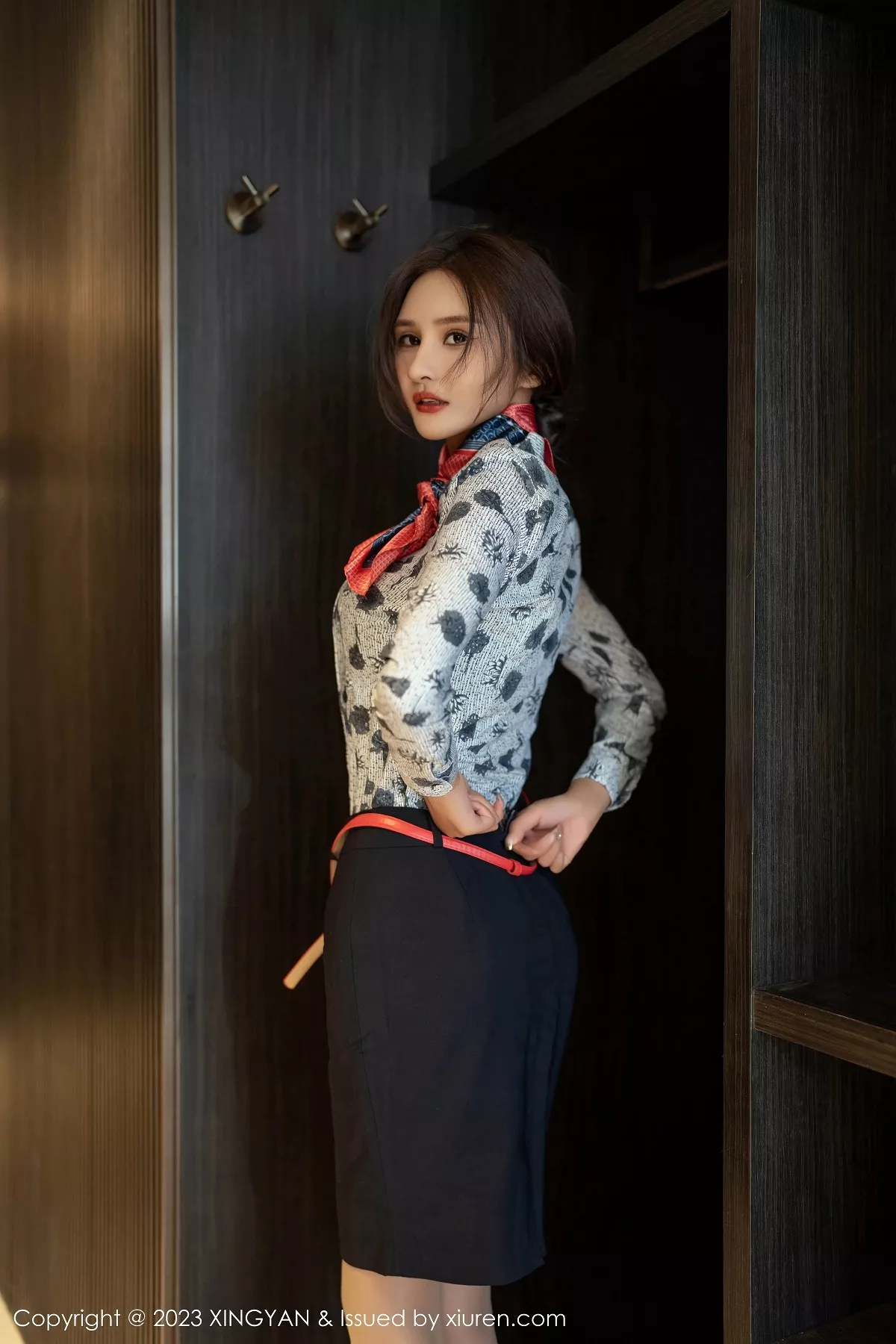 秀人集.com_[XINGYAN星颜社]VOL.219_女神Emily尹菲脱空姐制服露性感黑色内衣配超薄肉丝诱惑写真84P