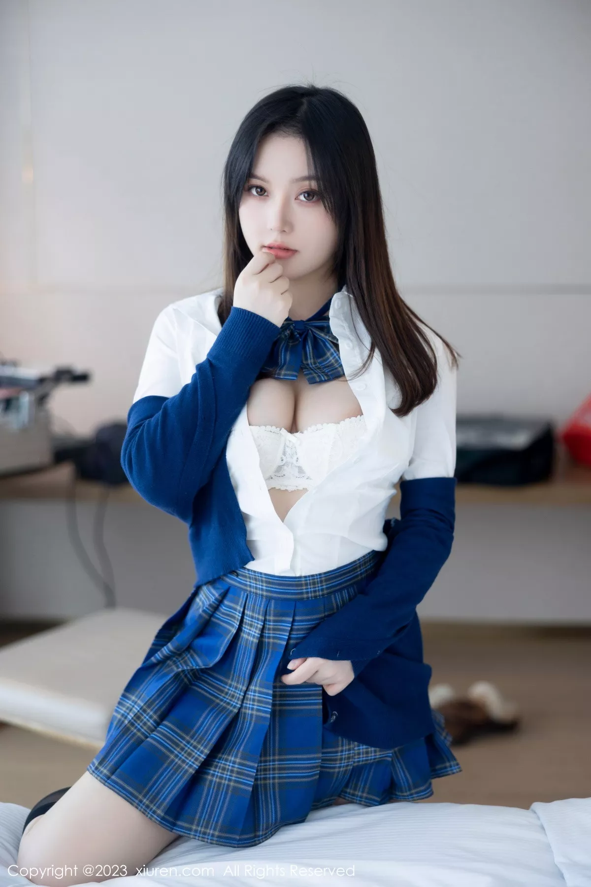 秀人集.com_[XiuRen秀人网]No.7754_模特豆瓣酱性感蓝色上衣配蓝色格子短裙露白色蕾丝内衣诱惑写真92P