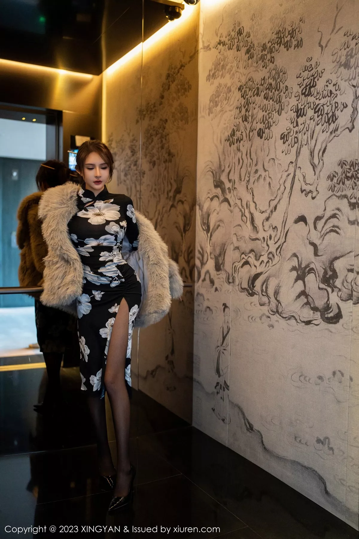 秀人集.com_[XINGYAN星颜社]VOL.221_女神Emily尹菲性感深色旗袍配超薄黑丝秀完美身材迷人诱惑写真81P