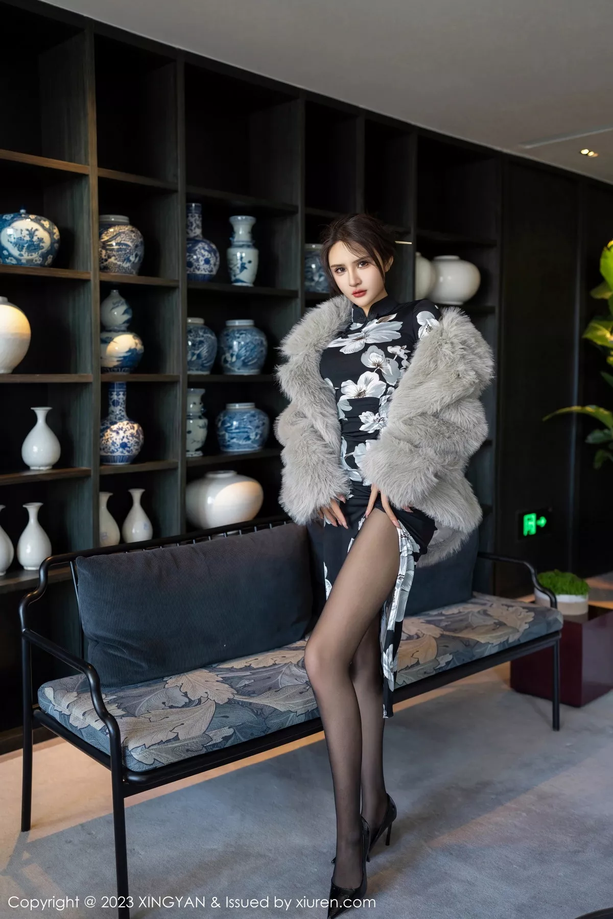 秀人集.com_[XINGYAN星颜社]VOL.221_女神Emily尹菲性感深色旗袍配超薄黑丝秀完美身材迷人诱惑写真81P
