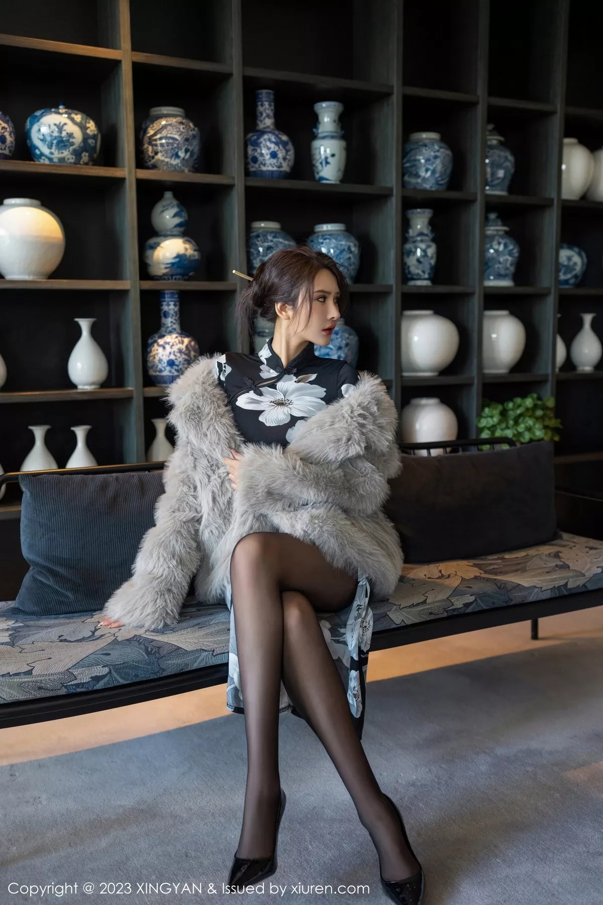 秀人集.com_[XINGYAN星颜社]VOL.221_女神Emily尹菲性感深色旗袍配超薄黑丝秀完美身材迷人诱惑写真81P