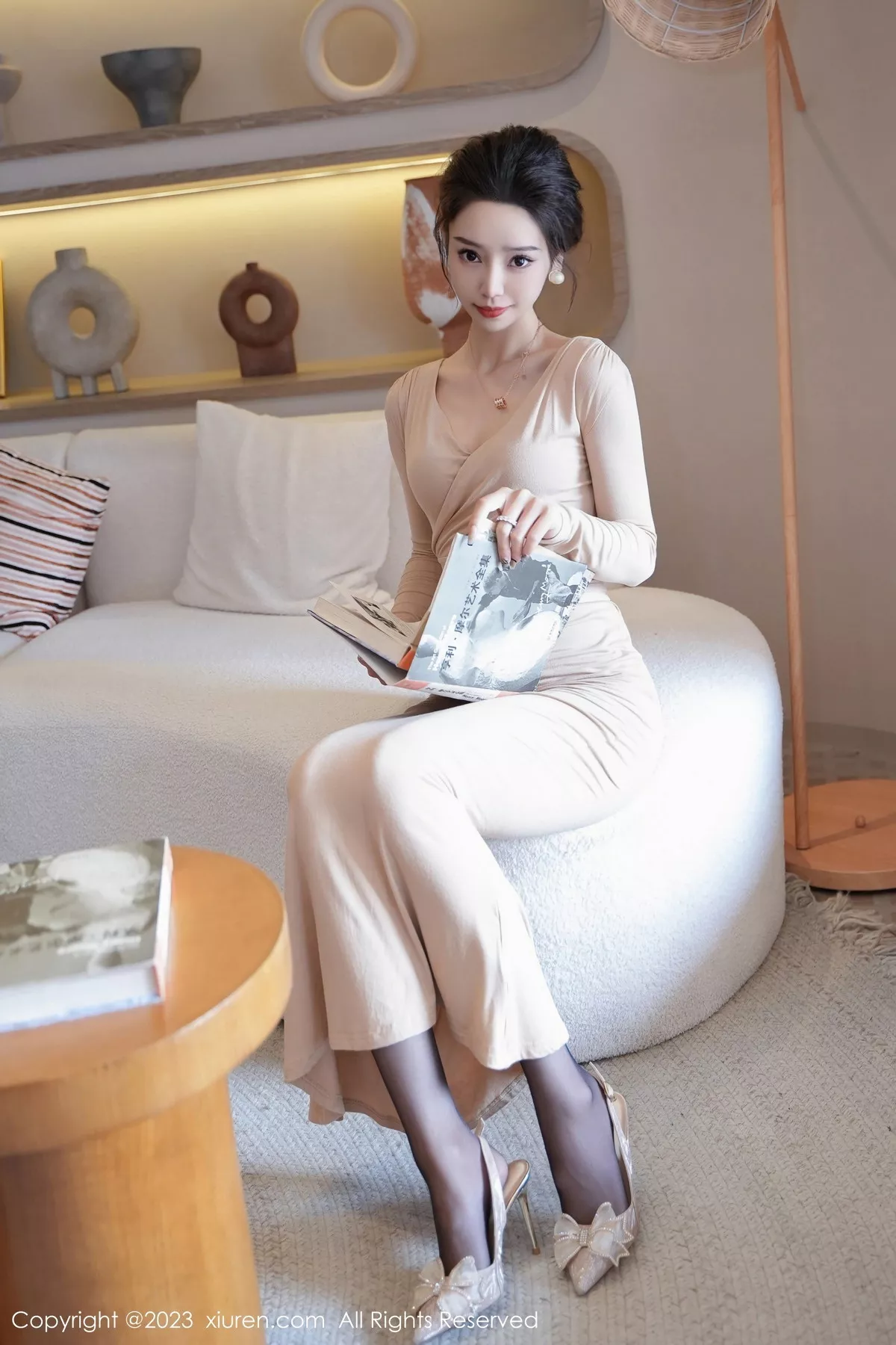 秀人集.com_[XiuRen秀人网]No.7775_模特苏曼兮私房性感杏色礼裙配超薄黑丝秀翘臀美腿撩人诱惑写真67P