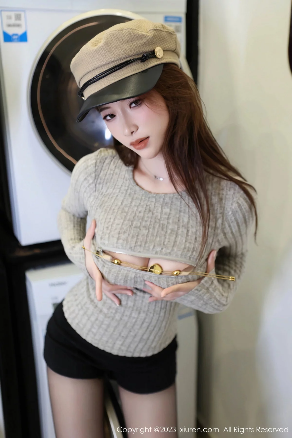 秀人集.com_[XiuRen秀人网]No.7790_模特月酱儿性感灰色开胸衣配黑短裤露超薄黑丝秀美腿诱惑写真73P