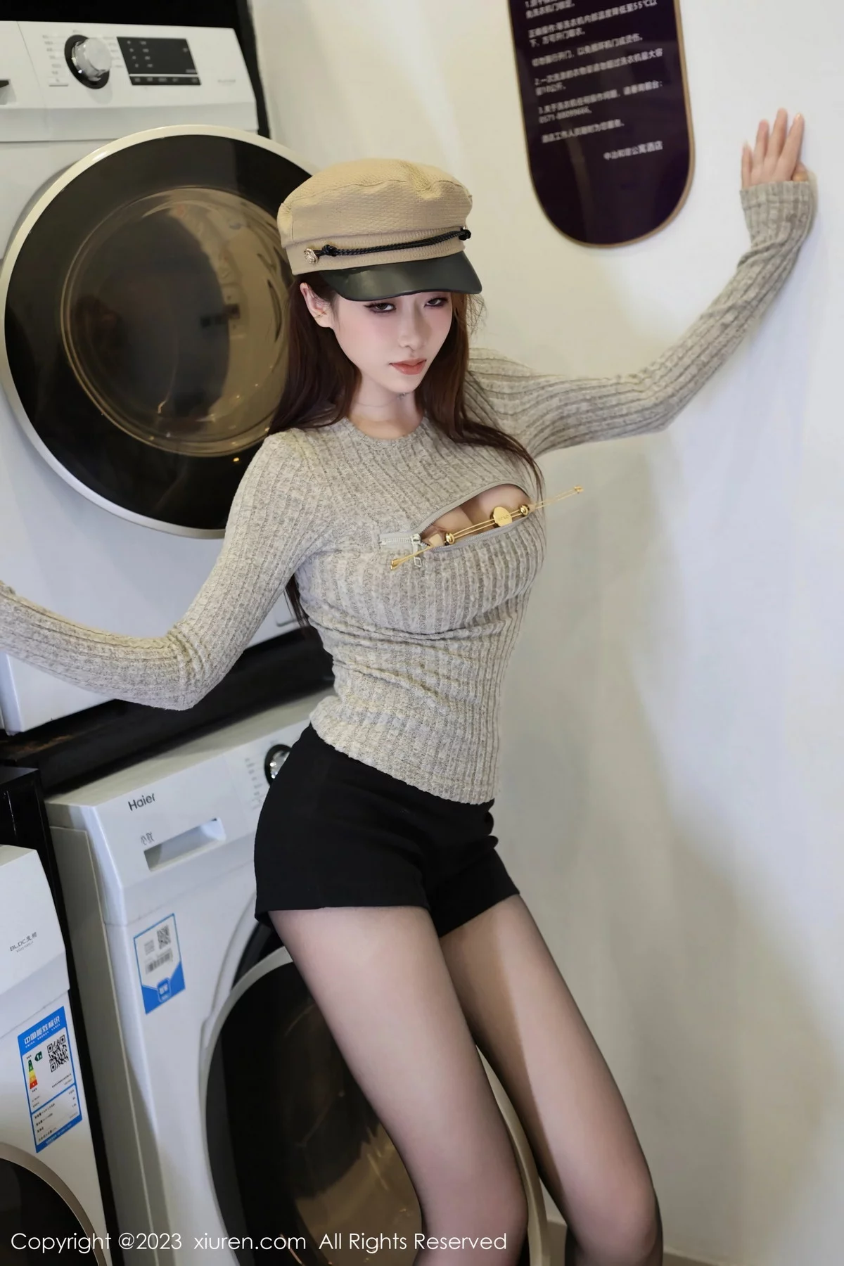 秀人集.com_[XiuRen秀人网]No.7790_模特月酱儿性感灰色开胸衣配黑短裤露超薄黑丝秀美腿诱惑写真73P