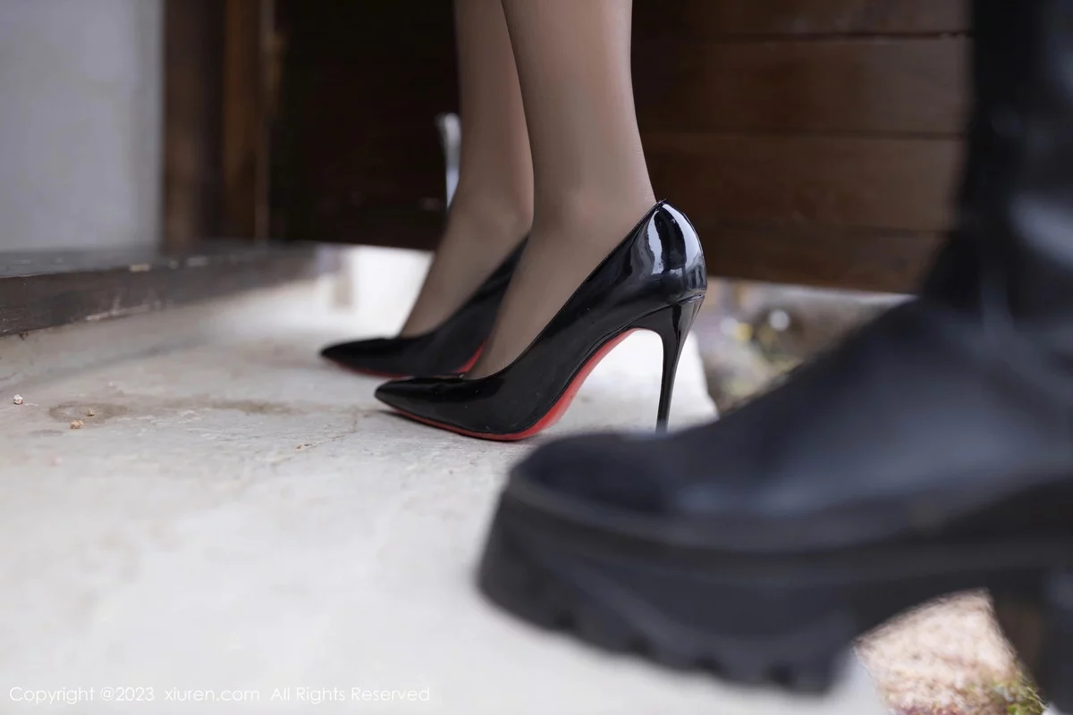 秀人集.com_[XiuRen秀人网]No.7798_模特安然anran紫色上衣露性感黑色蕾丝内衣配破烂黑丝诱惑写真77P