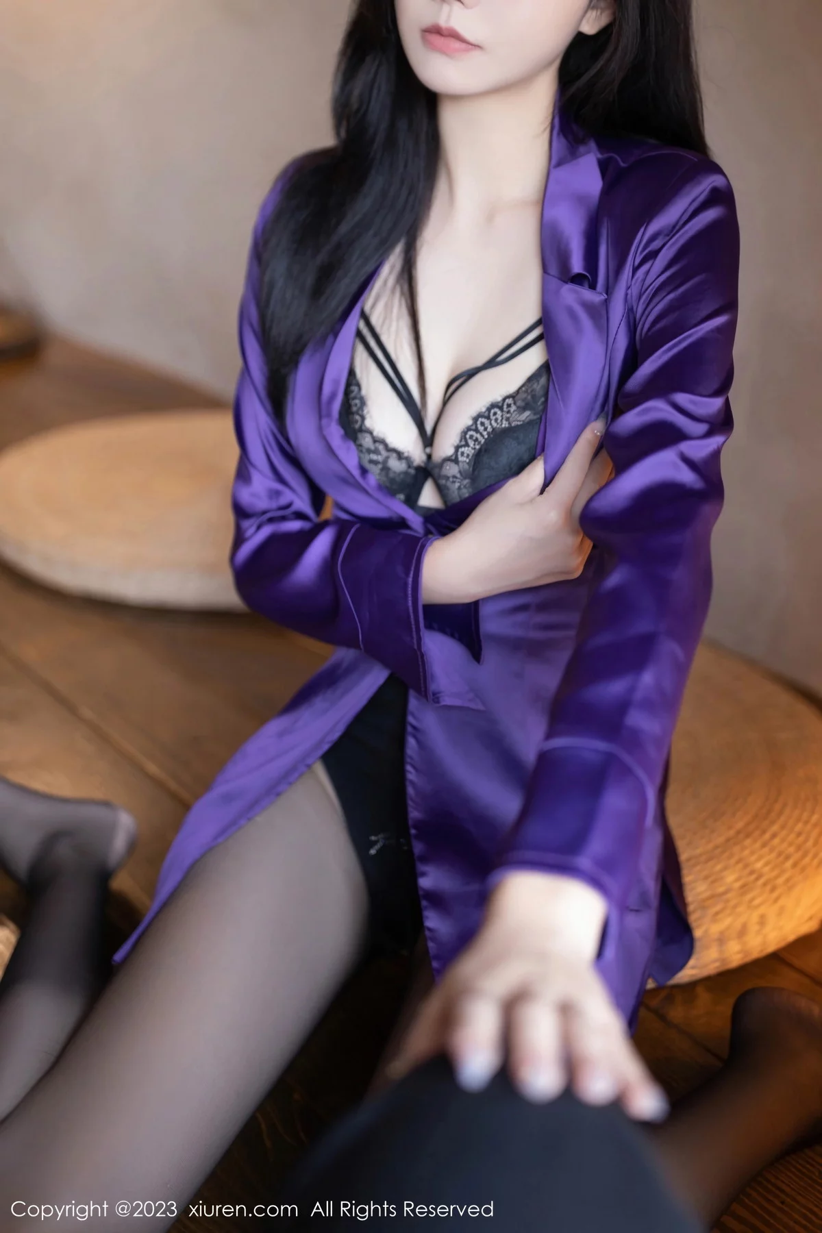 秀人集.com_[XiuRen秀人网]No.7798_模特安然anran紫色上衣露性感黑色蕾丝内衣配破烂黑丝诱惑写真77P