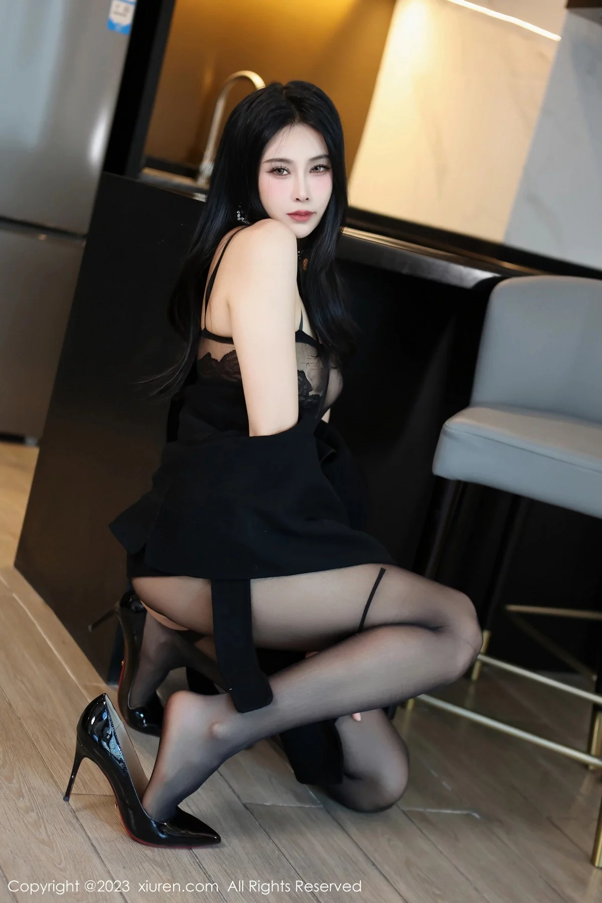 秀人集.com_[XiuRen秀人网]No.7797_模特草莓mm脱黑色外套露黑色薄纱内衣配超薄黑丝极致魅惑写真70P