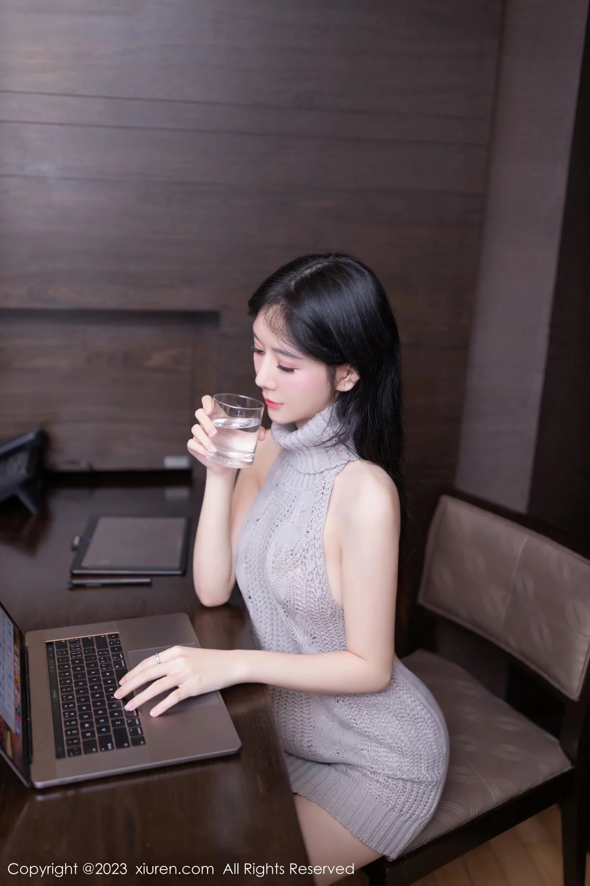 秀人集.com_[XiuRen秀人网]No.7818_模特幼幼性感开背灰色毛线衣多面视角秀完美身材撩人诱惑写真80P