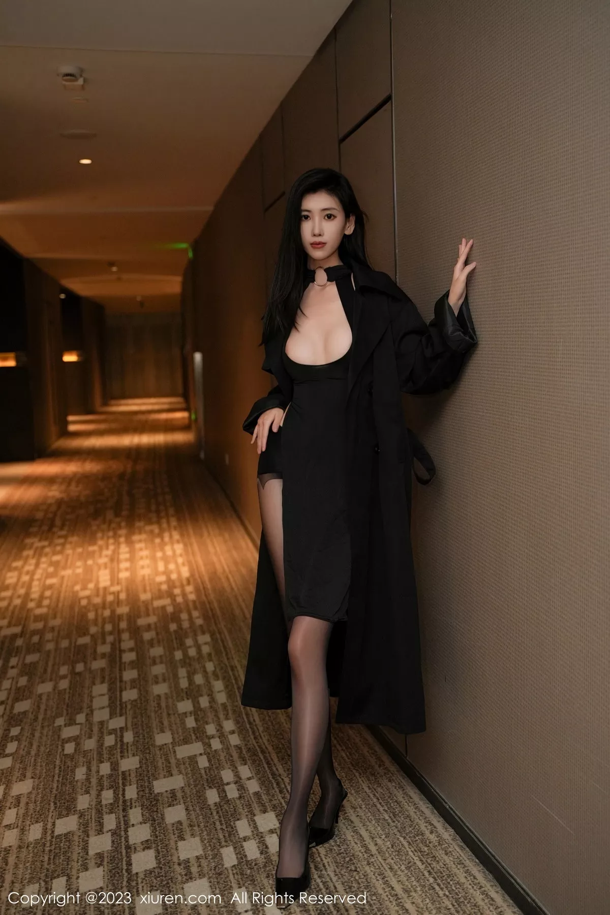 秀人集.com_[XiuRen秀人网]No.7701_模特章芃芃性感黑色服饰配闪亮开档黑丝秀翘臀美腿迷人诱惑写真81P