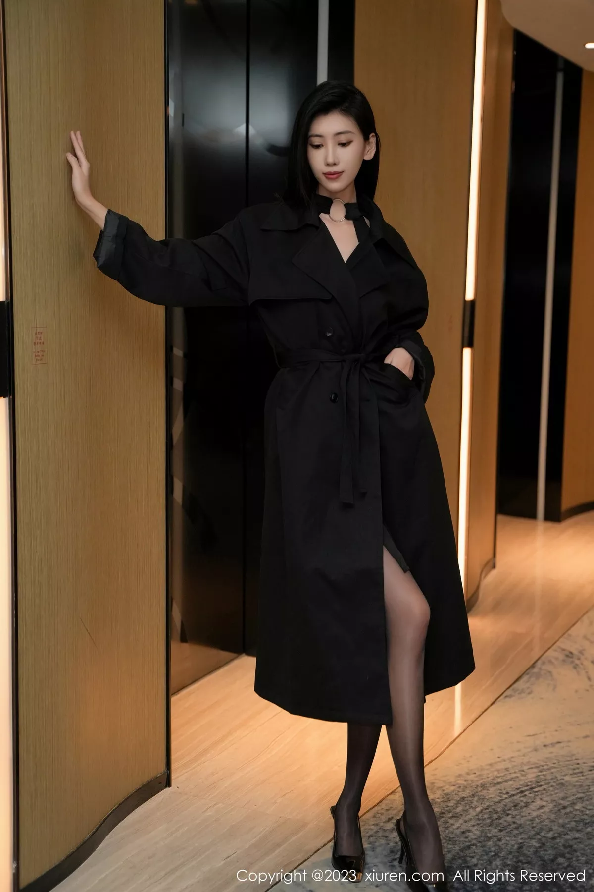 秀人集.com_[XiuRen秀人网]No.7701_模特章芃芃性感黑色服饰配闪亮开档黑丝秀翘臀美腿迷人诱惑写真81P