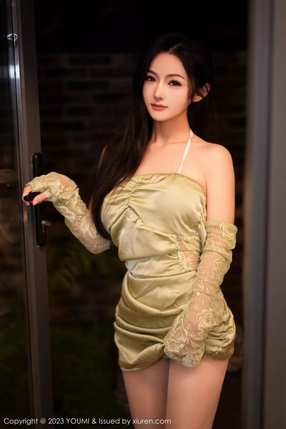 秀人集.com_[YouMi尤蜜荟]Vol.1006_模特谭小灵性感果绿连衣裙露白色蕾丝内衣秀惹火身段诱惑写真77P