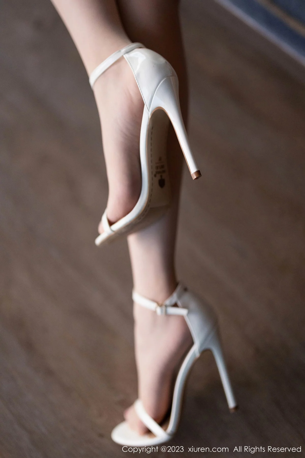 秀人集.com_[XiuRen秀人网]No.7889_女神徐莉芝Booty白色露肩礼裙配原色丝袜秀曼妙身姿诱惑写真100P