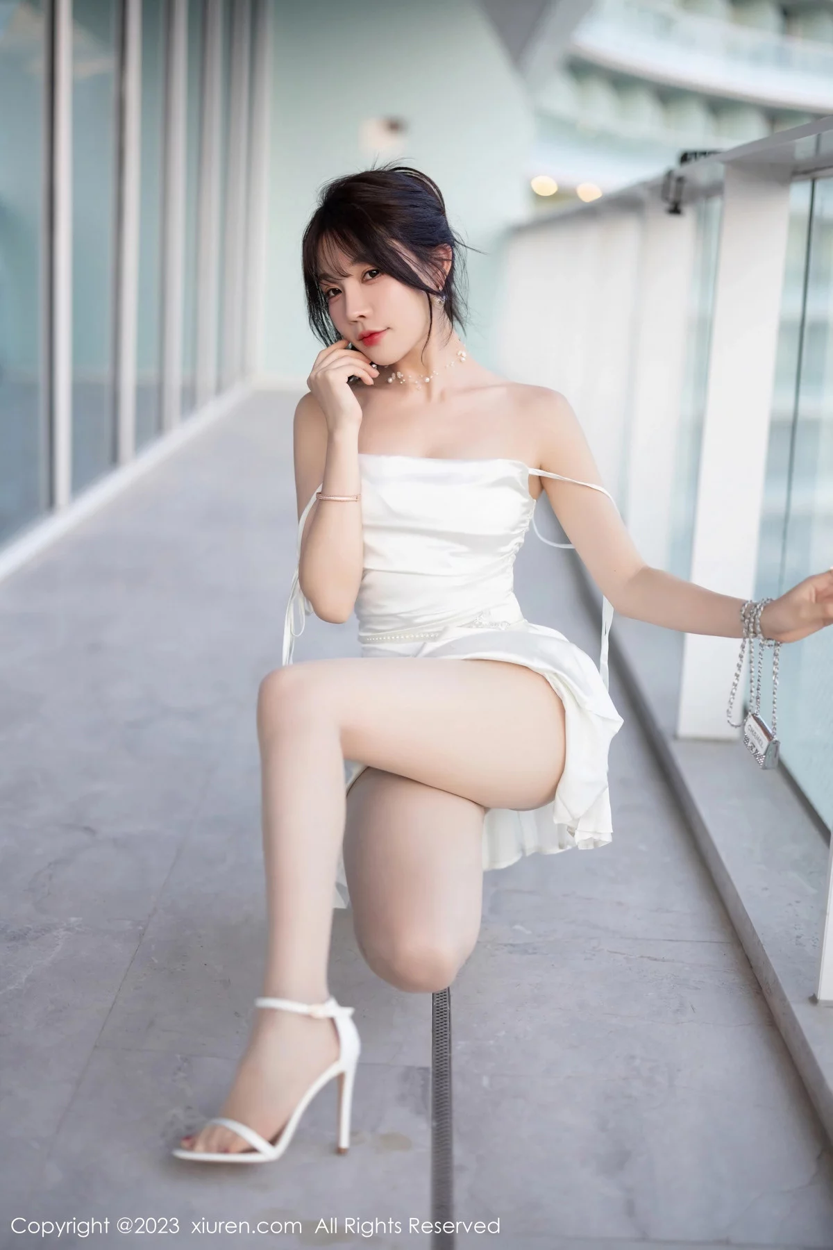 秀人集.com_[XiuRen秀人网]No.7889_女神徐莉芝Booty白色露肩礼裙配原色丝袜秀曼妙身姿诱惑写真100P