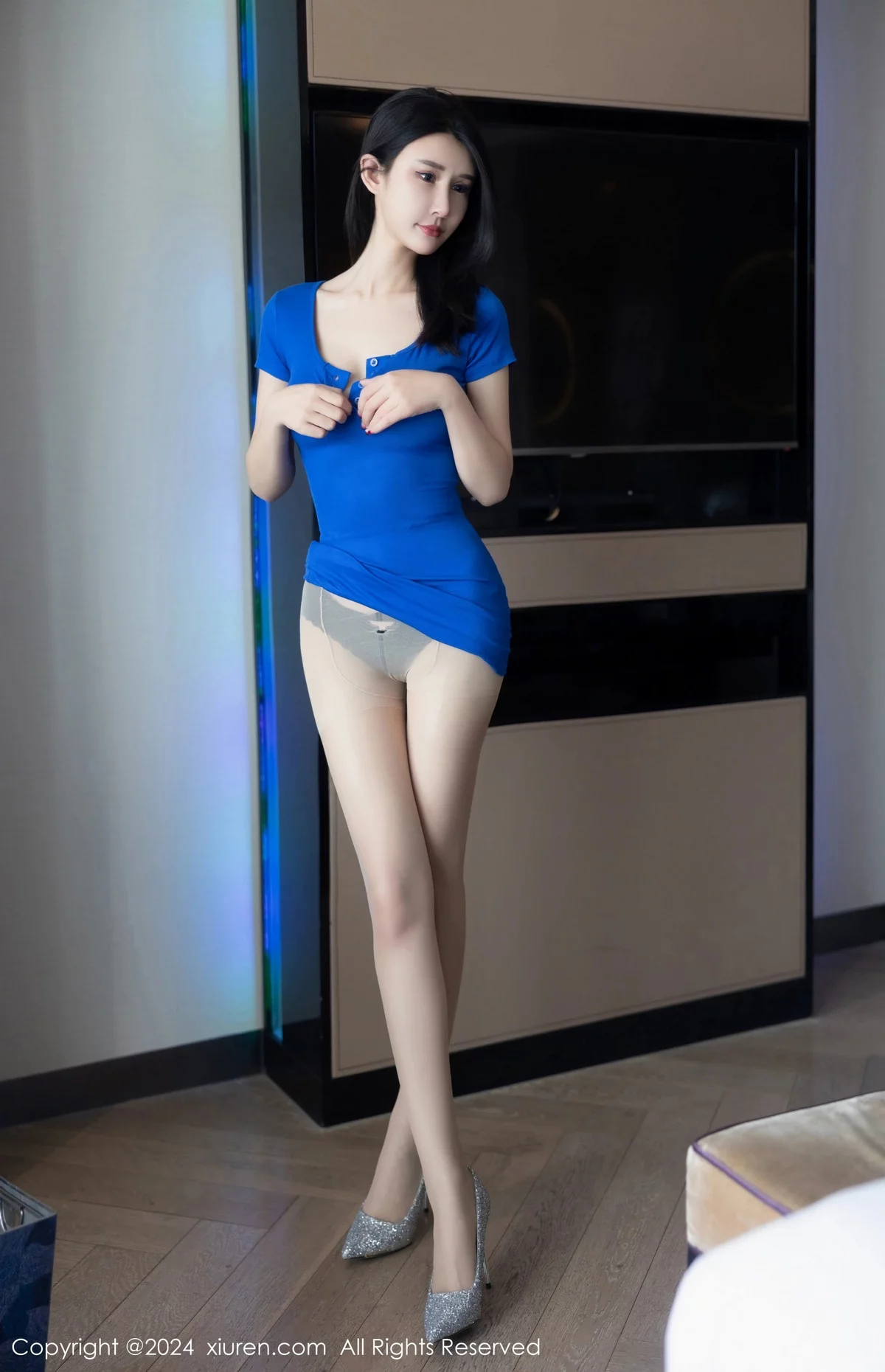 秀人集.com_[XiuRen秀人网]No.7900_模特艺艺yiyi性感蓝色连衣短裙配超薄肉丝秀雪嫩肌肤诱惑写真60P