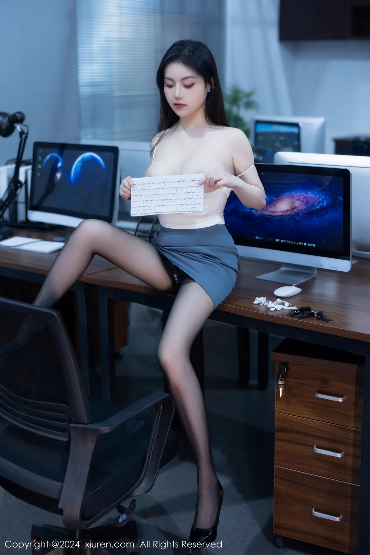 秀人集.com_[XiuRen秀人网]No.7923_模特合集公司场景豆瓣酱性感OL装扮配超薄黑丝完美诱惑写真104P