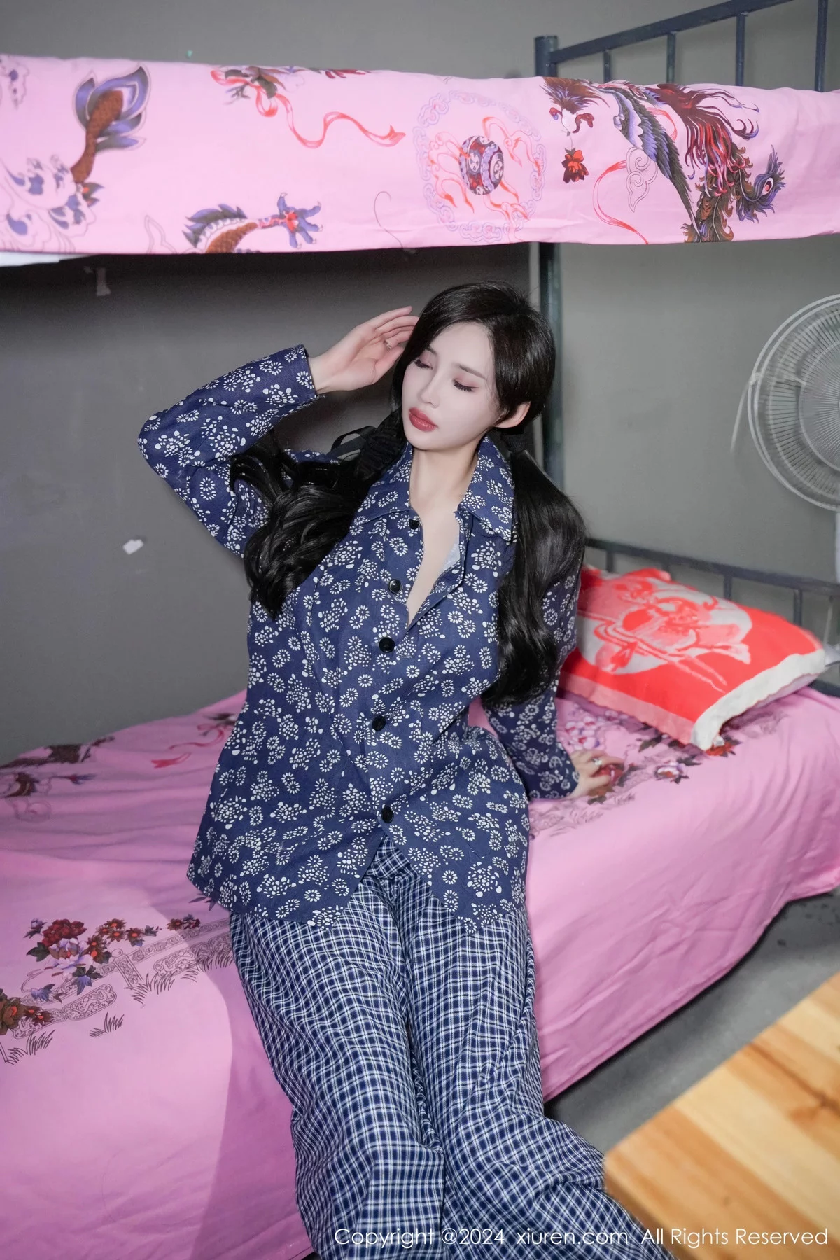 秀人集.com_[XiuRen秀人网]No.7915_女神Carol周妍希宿舍拍摄私房床上超薄肉丝秀翘臀美腿诱惑写真86P