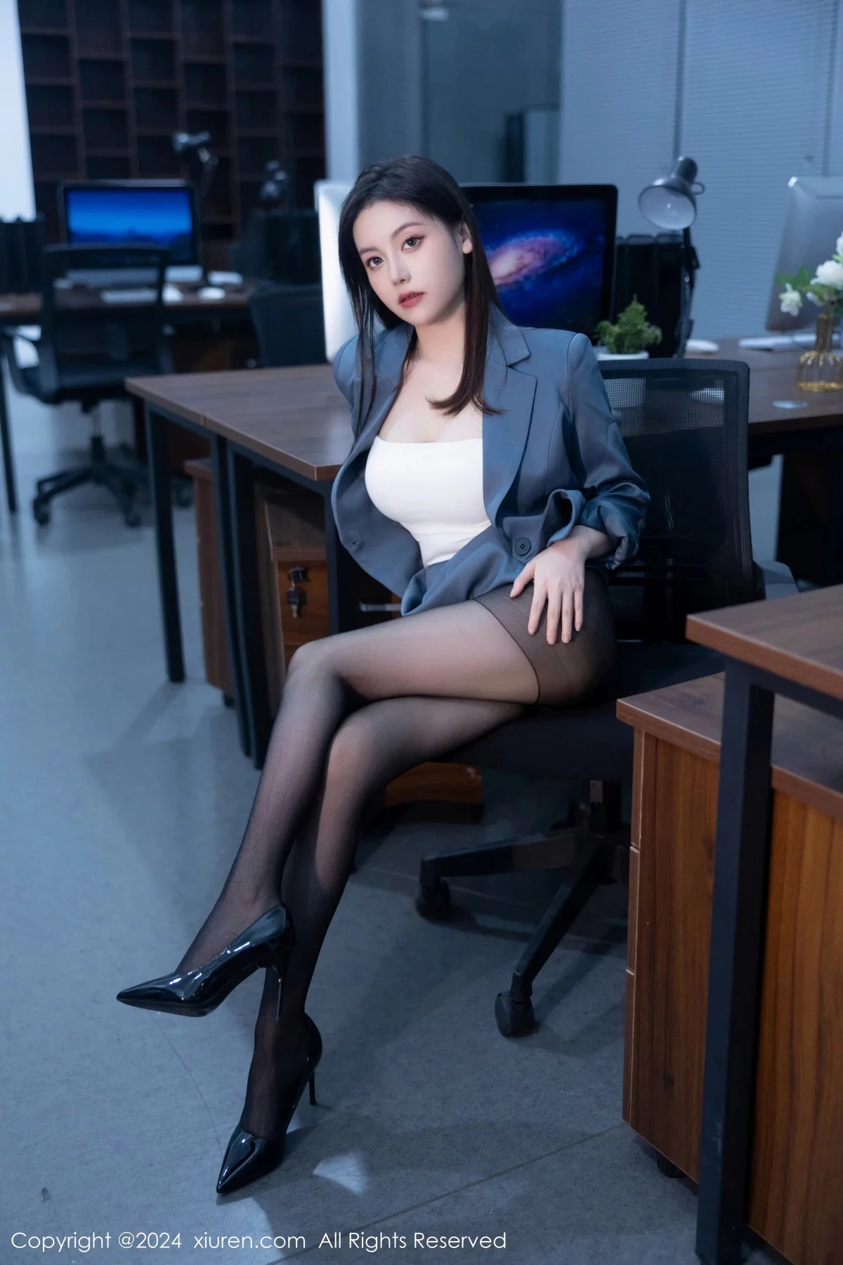 秀人集.com_[XiuRen秀人网]No.7923_模特合集公司场景豆瓣酱性感OL装扮配超薄黑丝完美诱惑写真104P