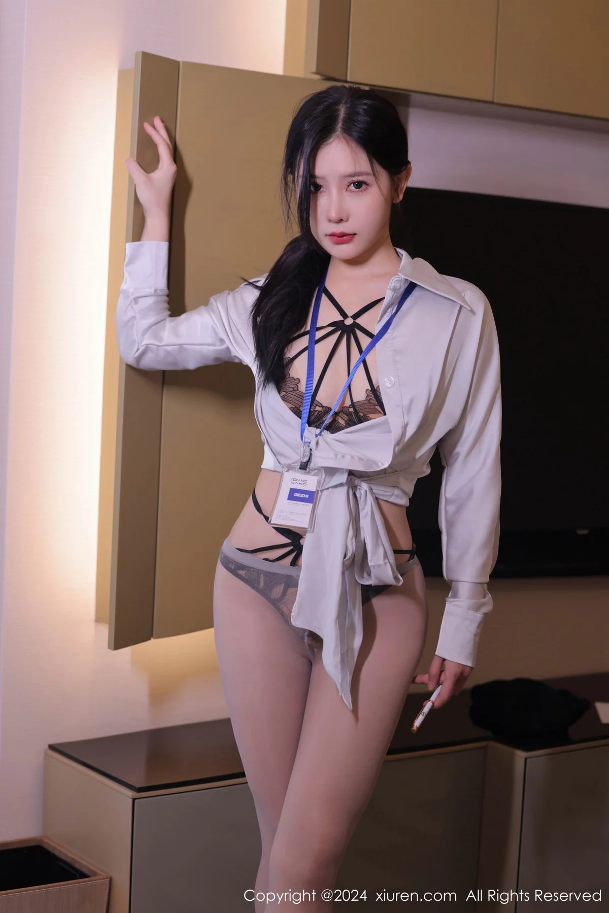 秀人集.com_[XiuRen秀人网]No.7926_模特尹甜甜浅色衬衫配黑短裙露性感内衣超薄灰丝秀翘臀诱惑写真72P