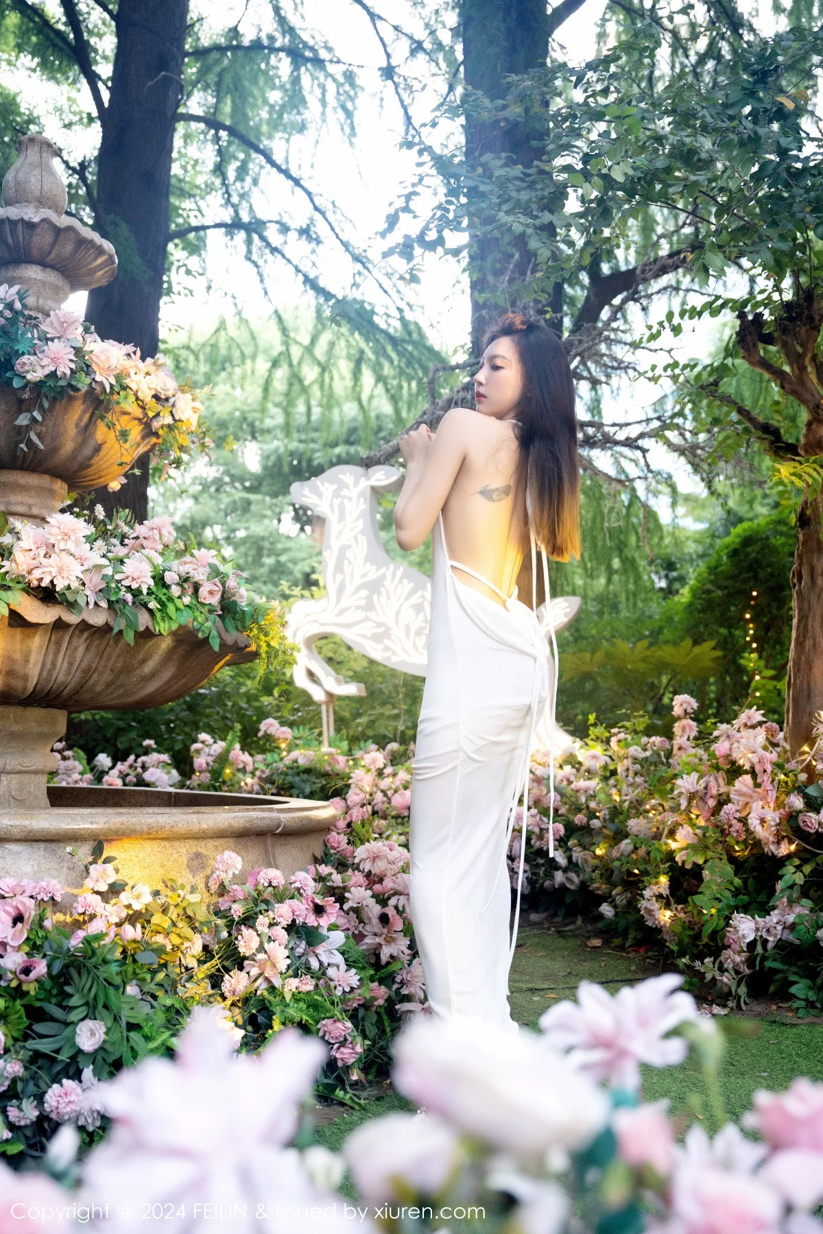 秀人集.com_[FeiLin嗲囡囡]VOL.472_女神冯木木LRIS白色连衣长裙+性感灰色内衣秀曼妙身姿迷人写真70P