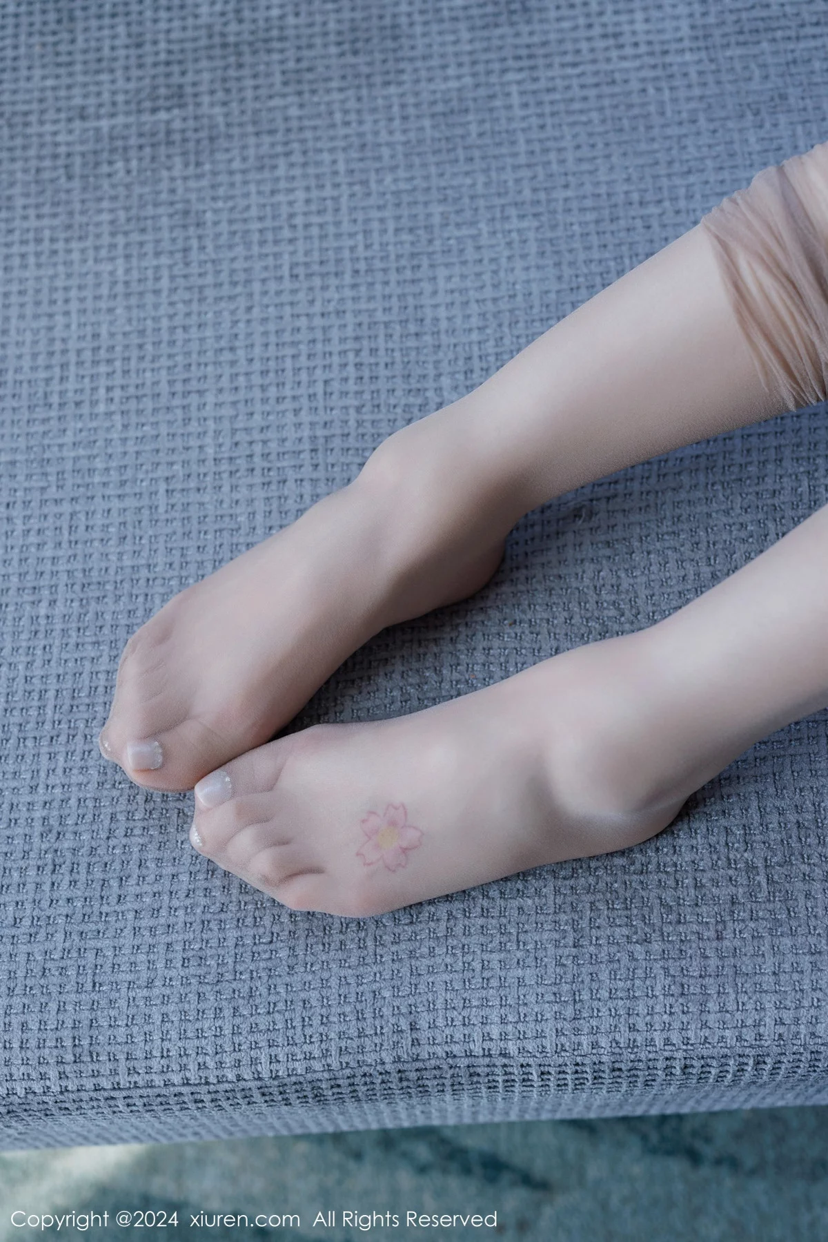 秀人集.com_[XiuRen秀人网]No.7925_模特圆儿性感职业装露白色内衣配原色丝袜秀柔美身段迷人写真39P